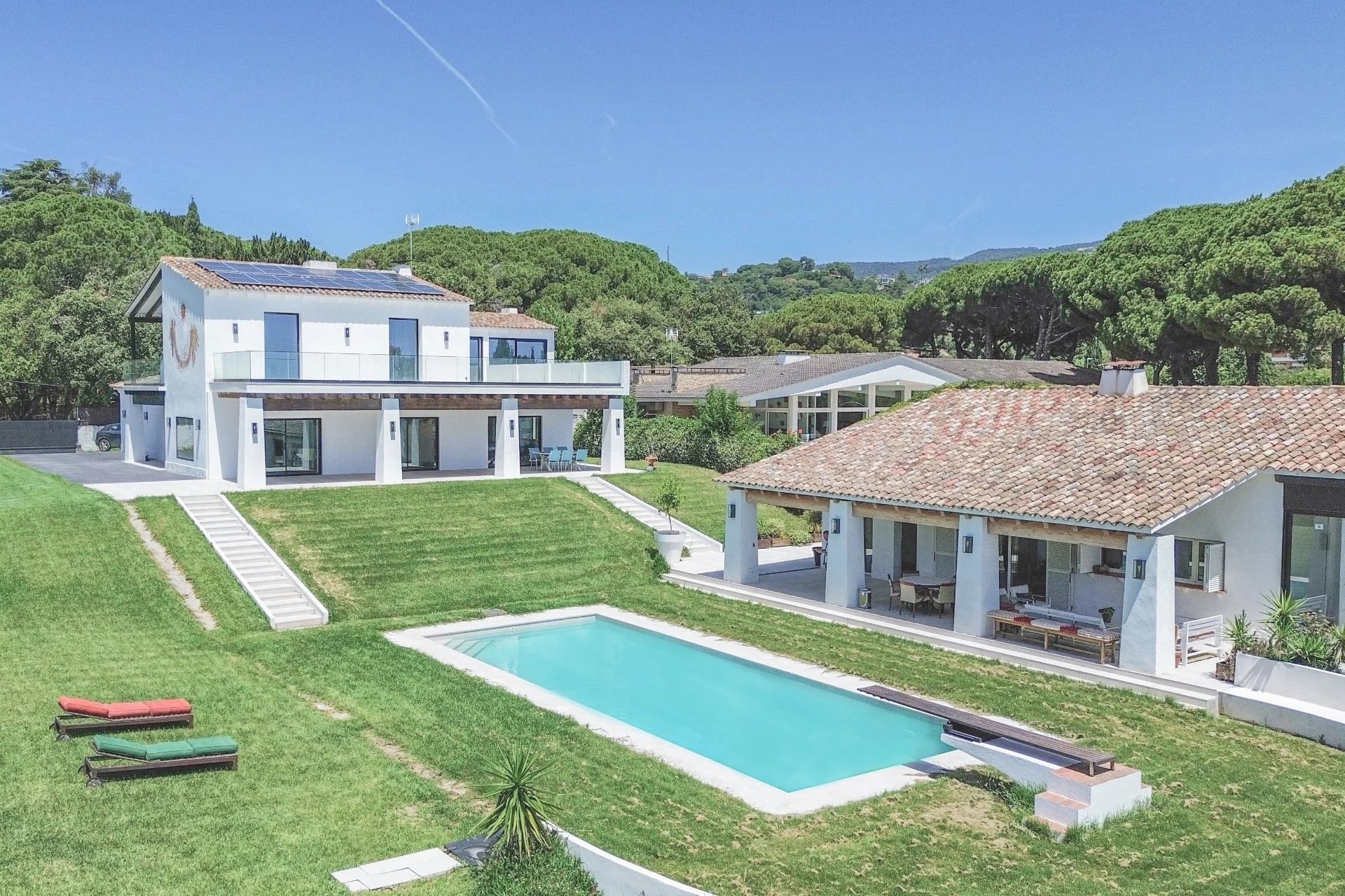 Продается дом в Сан-Андреу-де-Льяванерас, 8 спален, бассейн