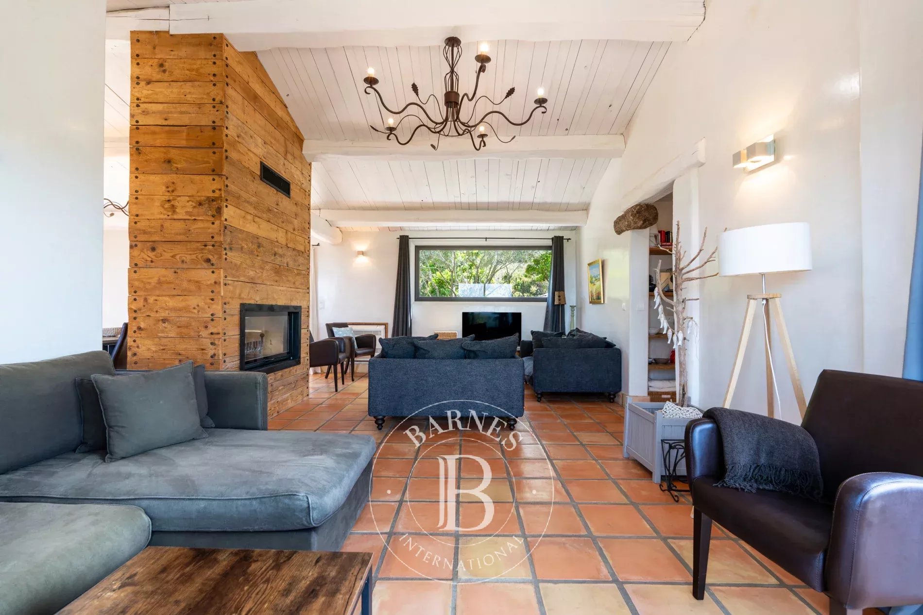 Exclusive listing – Bonifacio. Architect-designed villa in the style of a bergerie, featuring 4 bedrooms, a swimming pool, sea and mountain views, and close proximity to the beach. - picture 11 title=