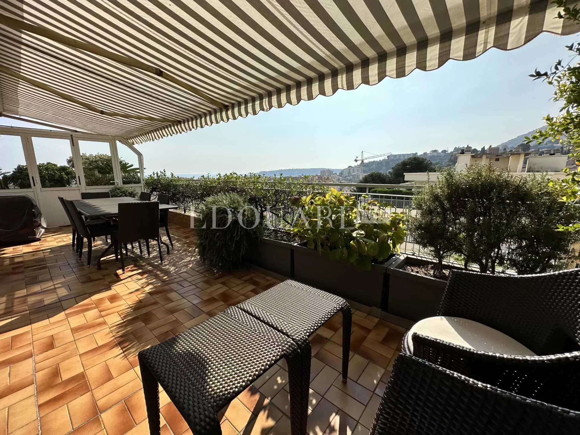 En exclusivité magnifique penthouse avec spectaculaire terrasse, belle vue panoramique jusqu'à la mer, cave et spacieux garage