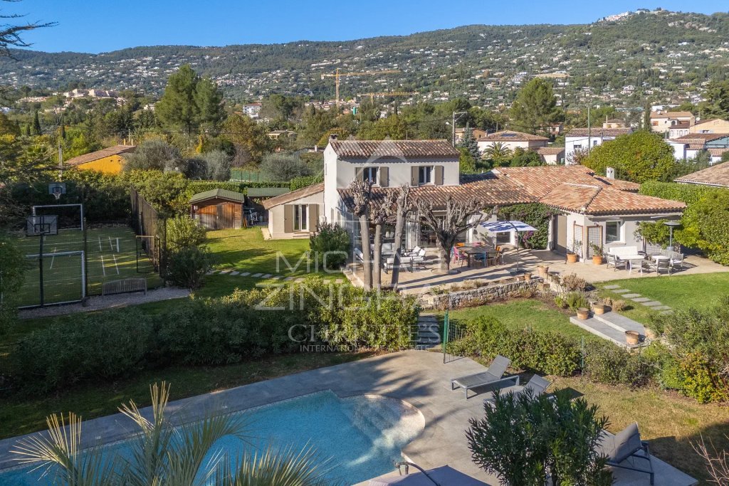 Villa for sale in Peymeinade — Refined Villa with 8 Suites and Extensive Leisure Facilities