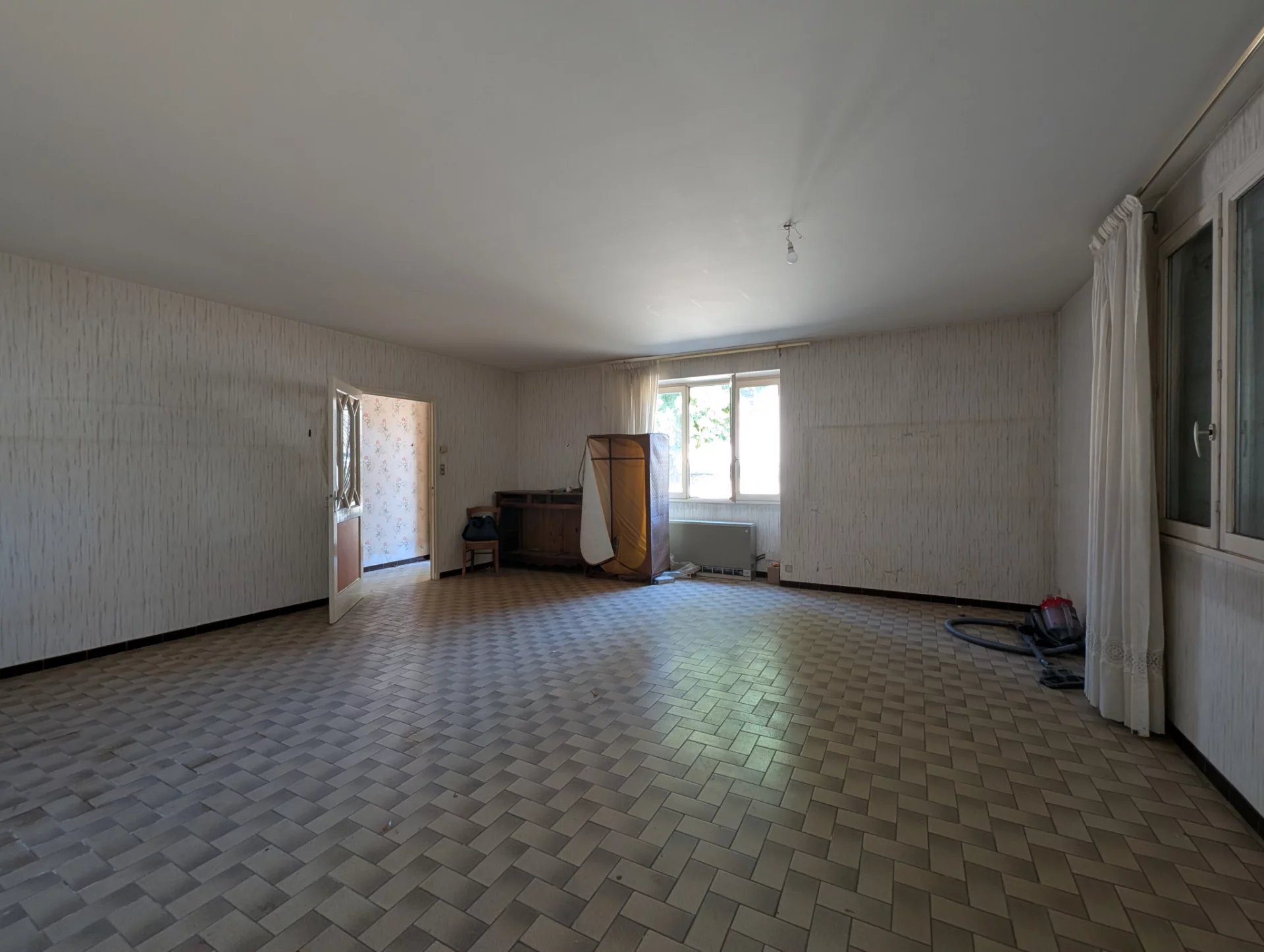 Appartement 76.5 m2 rez de chaussée + cour Bancel