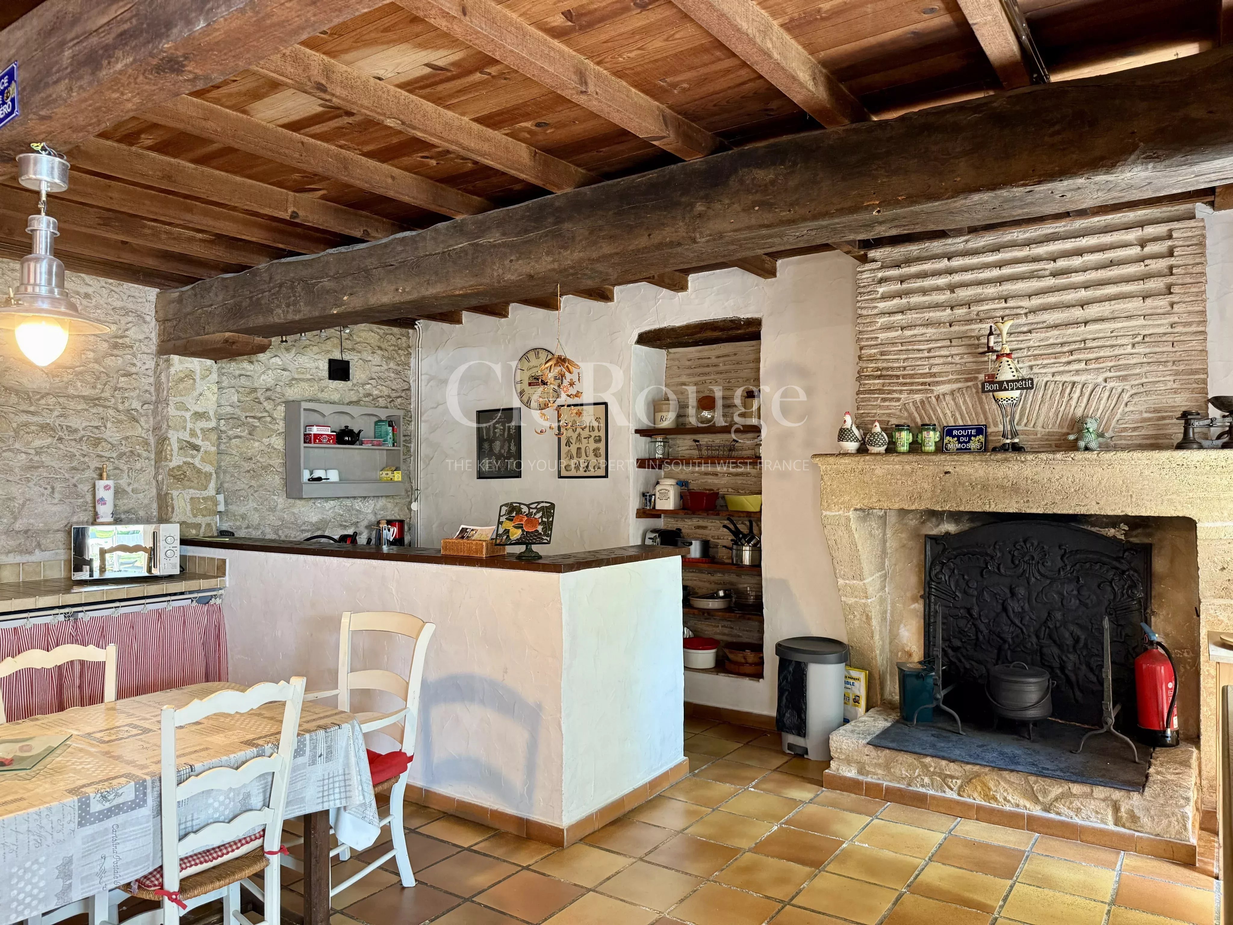 Beautiful property consisting of three houses, barns and swimming pool, just 50 minutes from Bordeaux