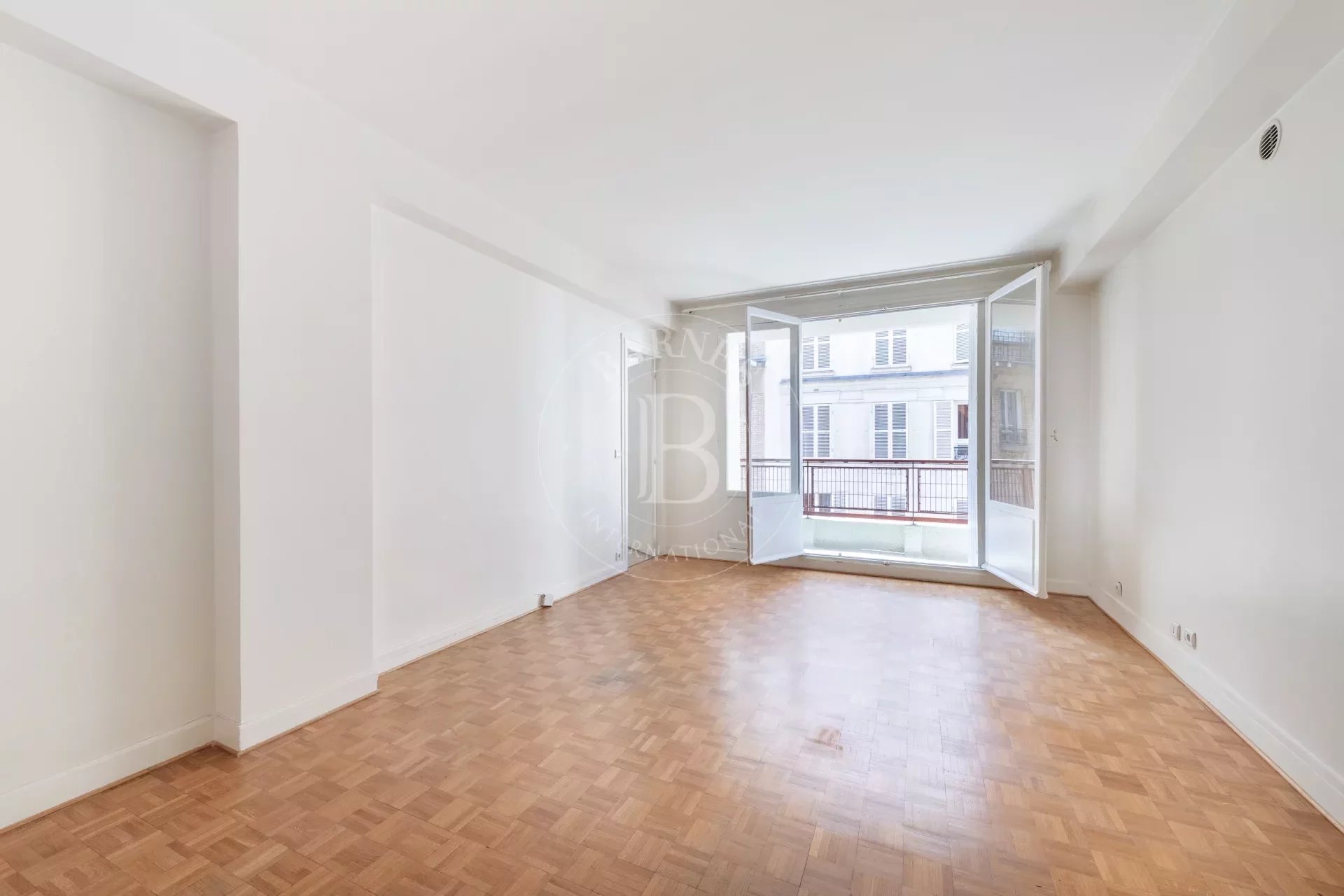 Paris 5 - Val de Grâce district - 1-bed apartment with south-facing balcony and parking space - picture 4
