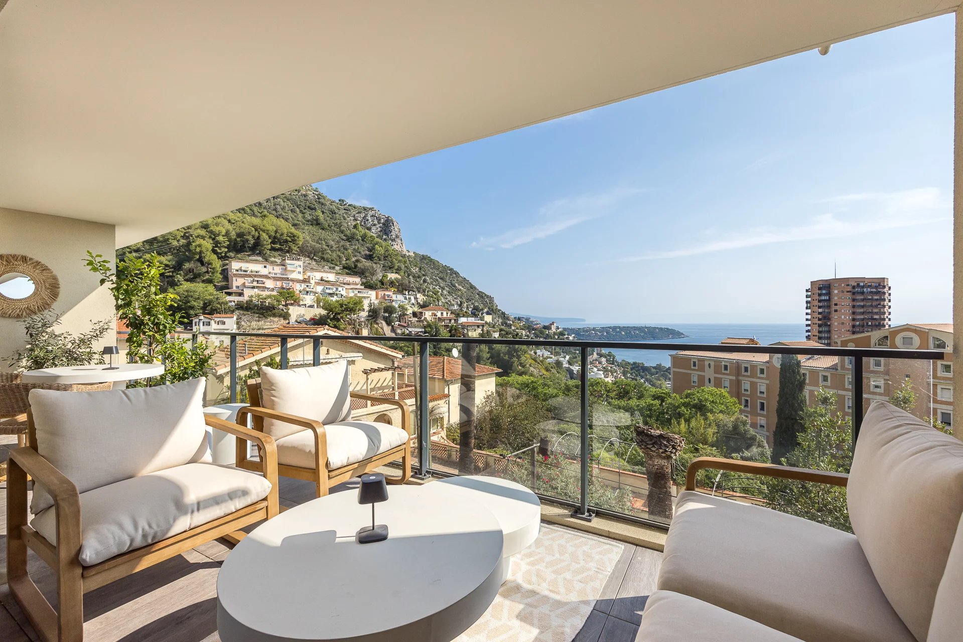 Beautiful apartment with panoramic sea view