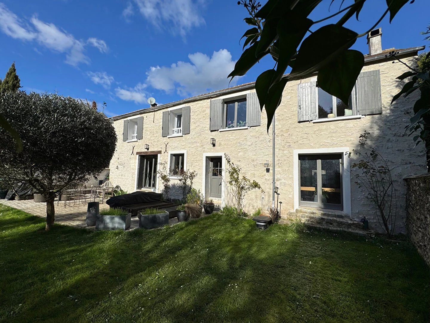 Maison ancienne Crespieres 8 pièce(s) 270 m2, plus de 326 m² de surface Utile