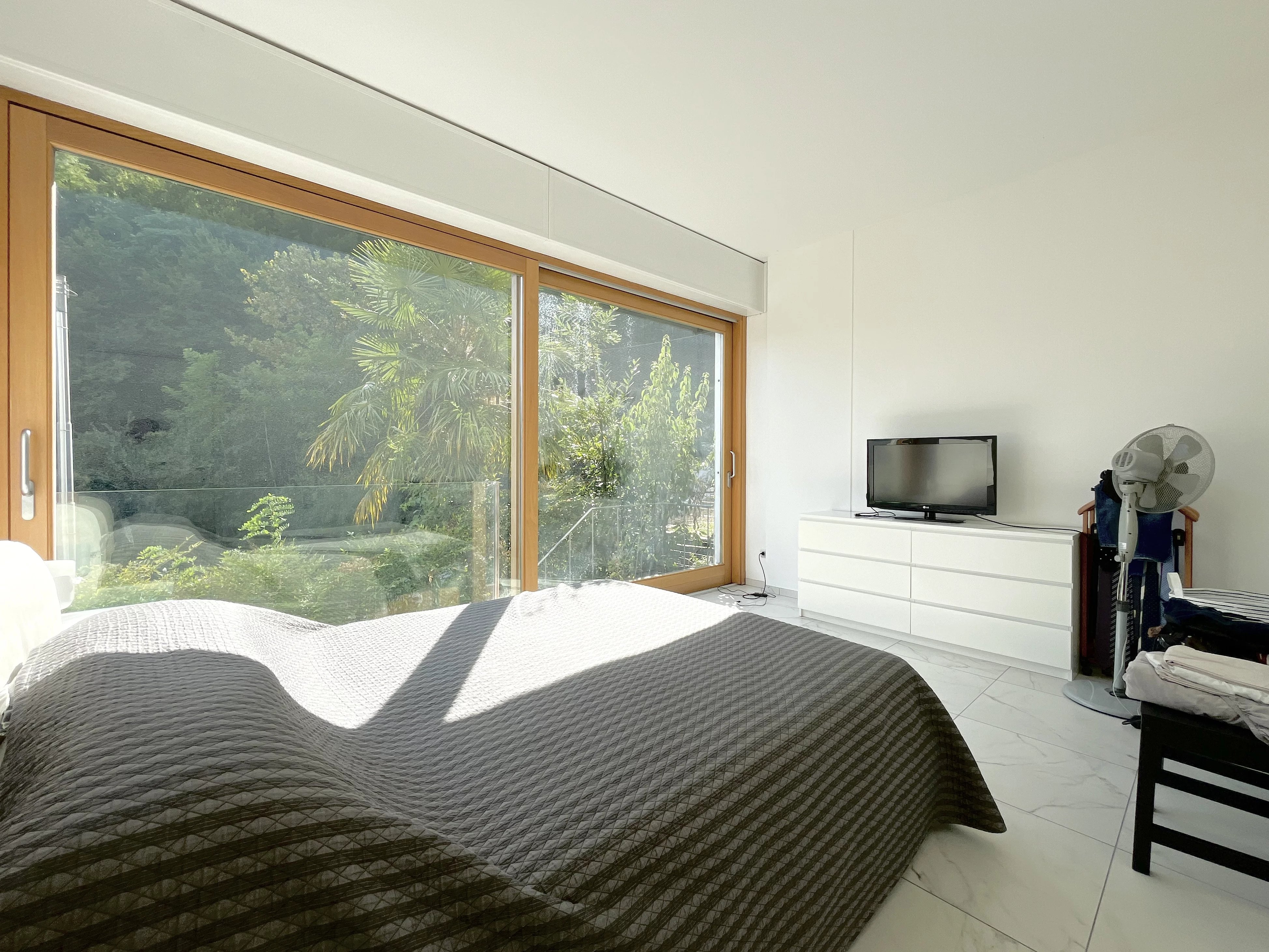 Appartement avec Plafonds Hauts, Baies Vitrées Panoramiques et Jardin Privé au Cœur de Cernobbio - picture 33 title=