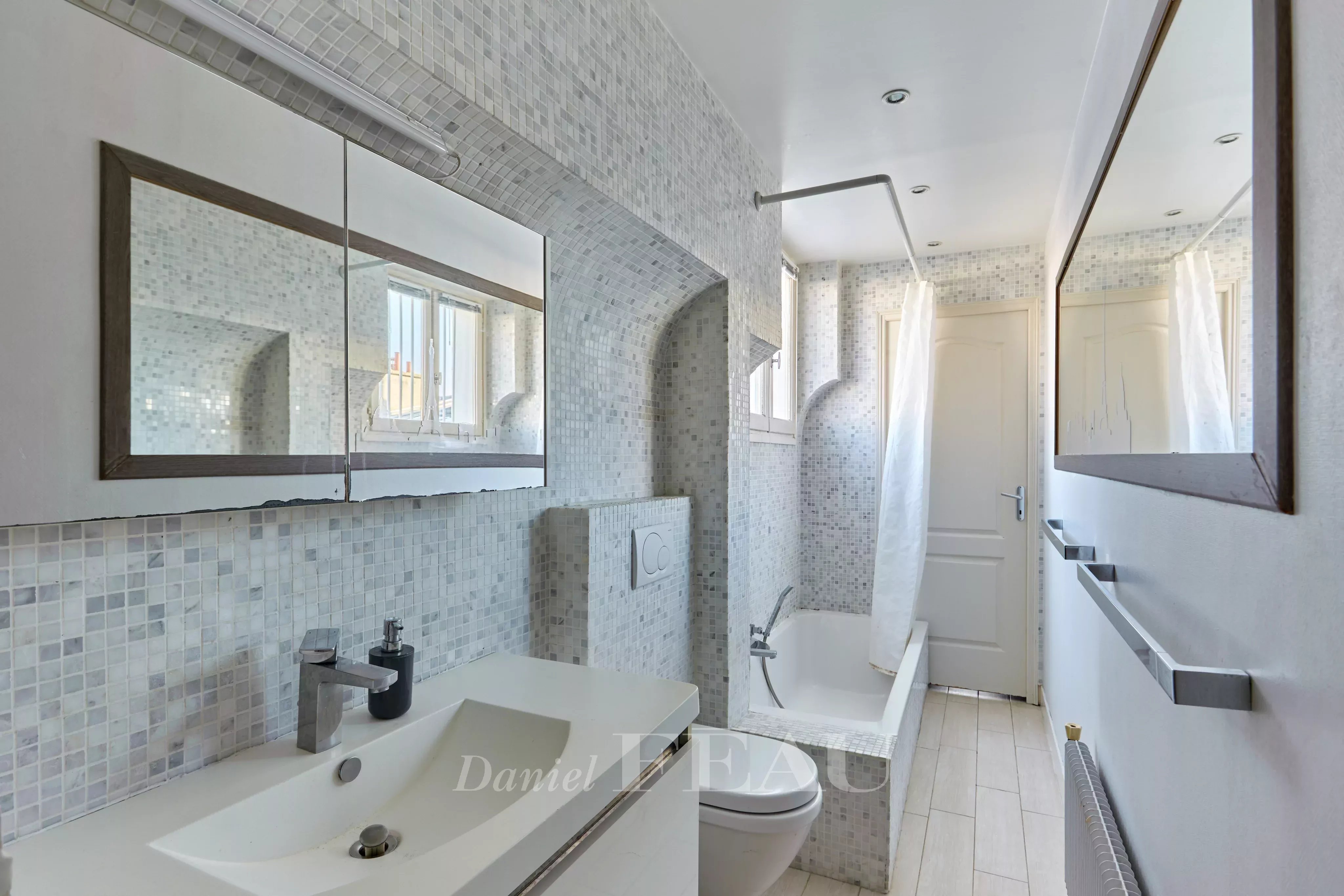 Salle de bains avec toilettes et buanderie