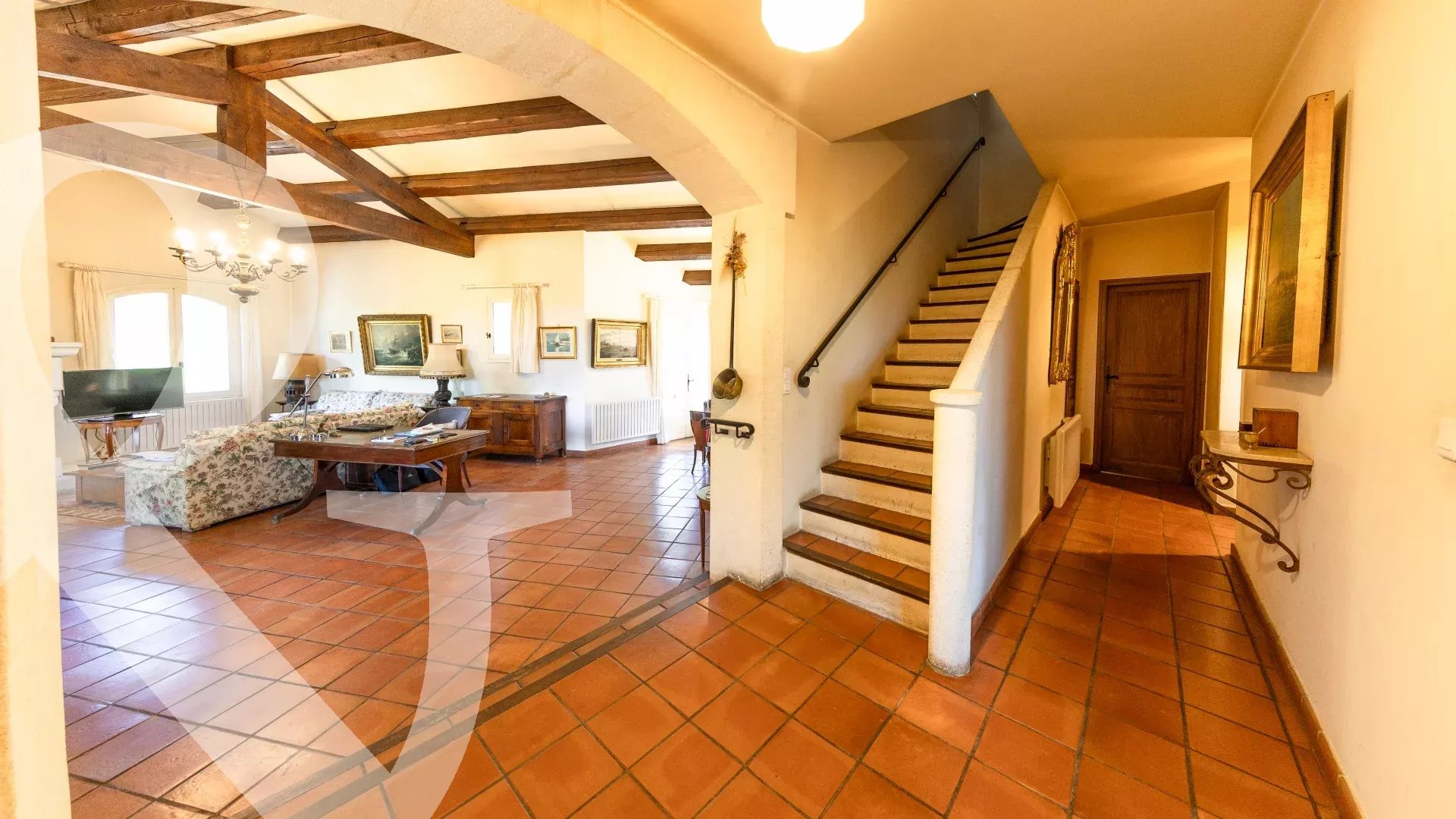 MAISON EN POSITION DOMINANTE