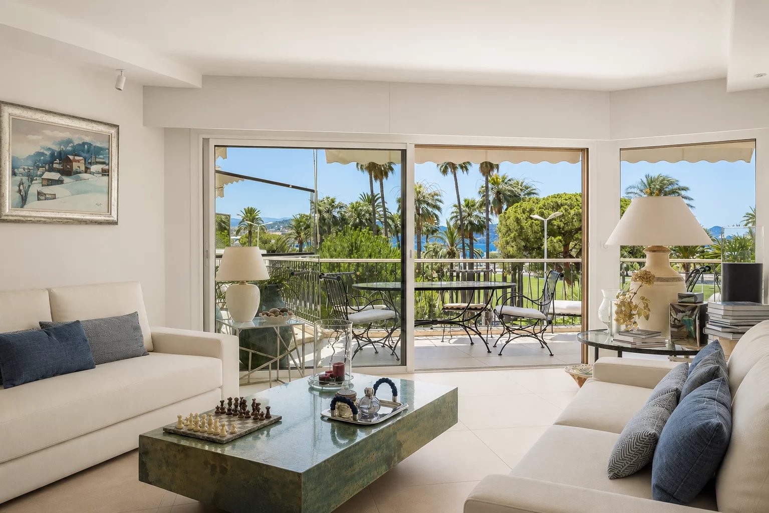 Cannes – Croisette – Elegant 3-Bedroom Apartment with Terrace