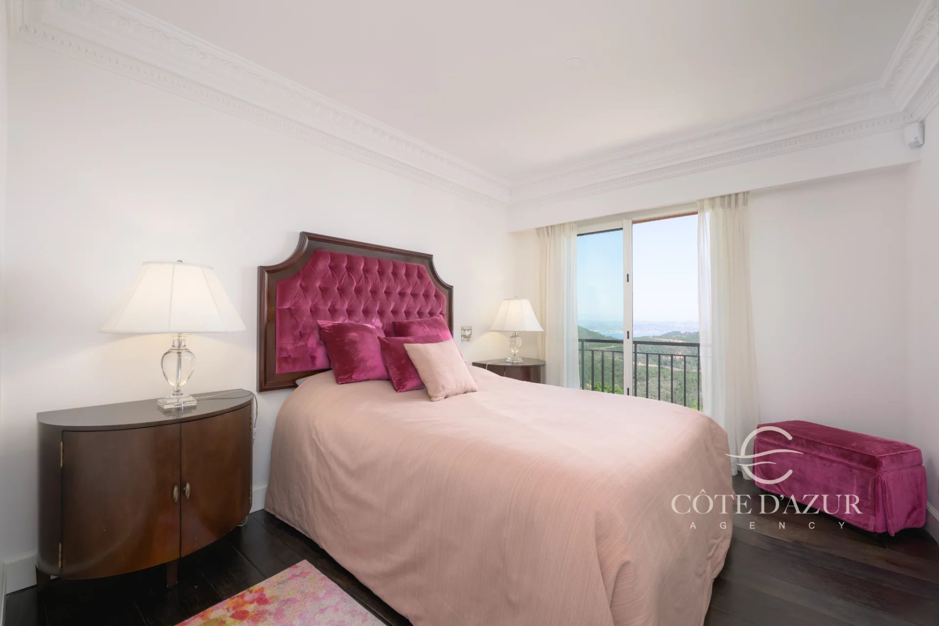 Exceptional property with panoramic sea views 25