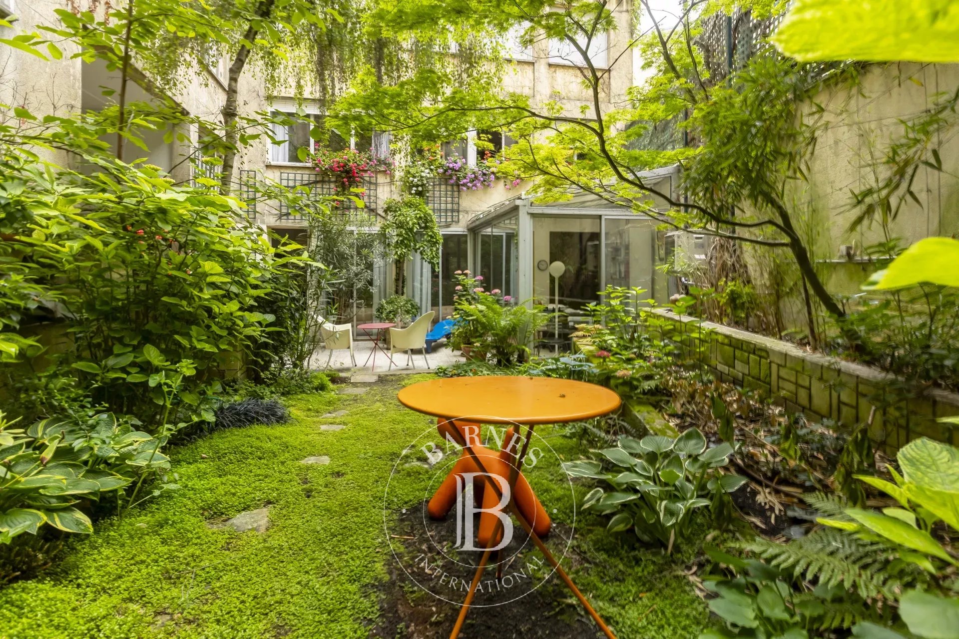 Paris 8eme - Apartment to be completely renovated with exclusive use of garden.