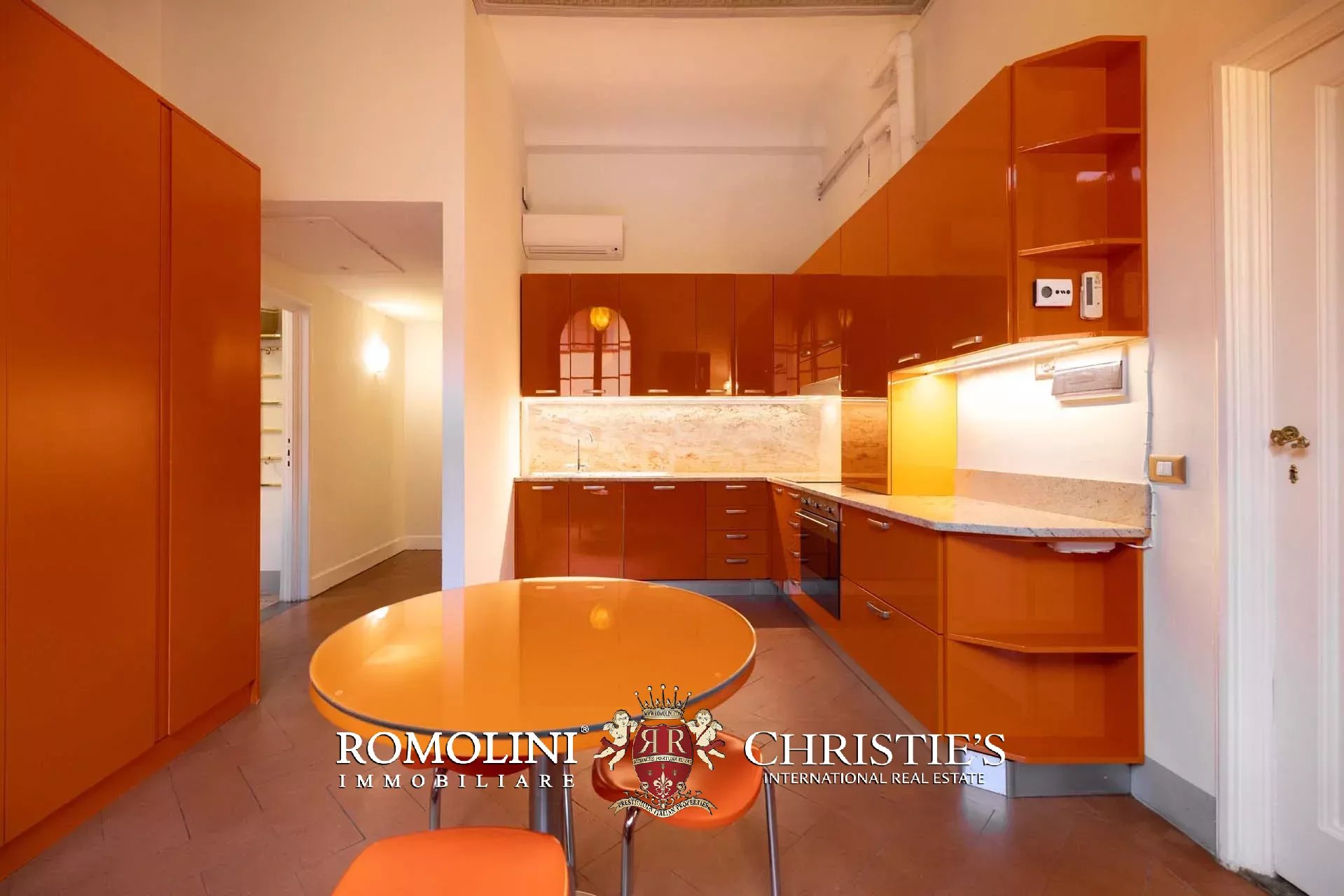 PRACHTVOLLER RESTAURIERTER PALAZZO MIT BLICK AUF DAS HISTORISCHE ZENTRUM VON FLORENZ ZU VERKAUFEN