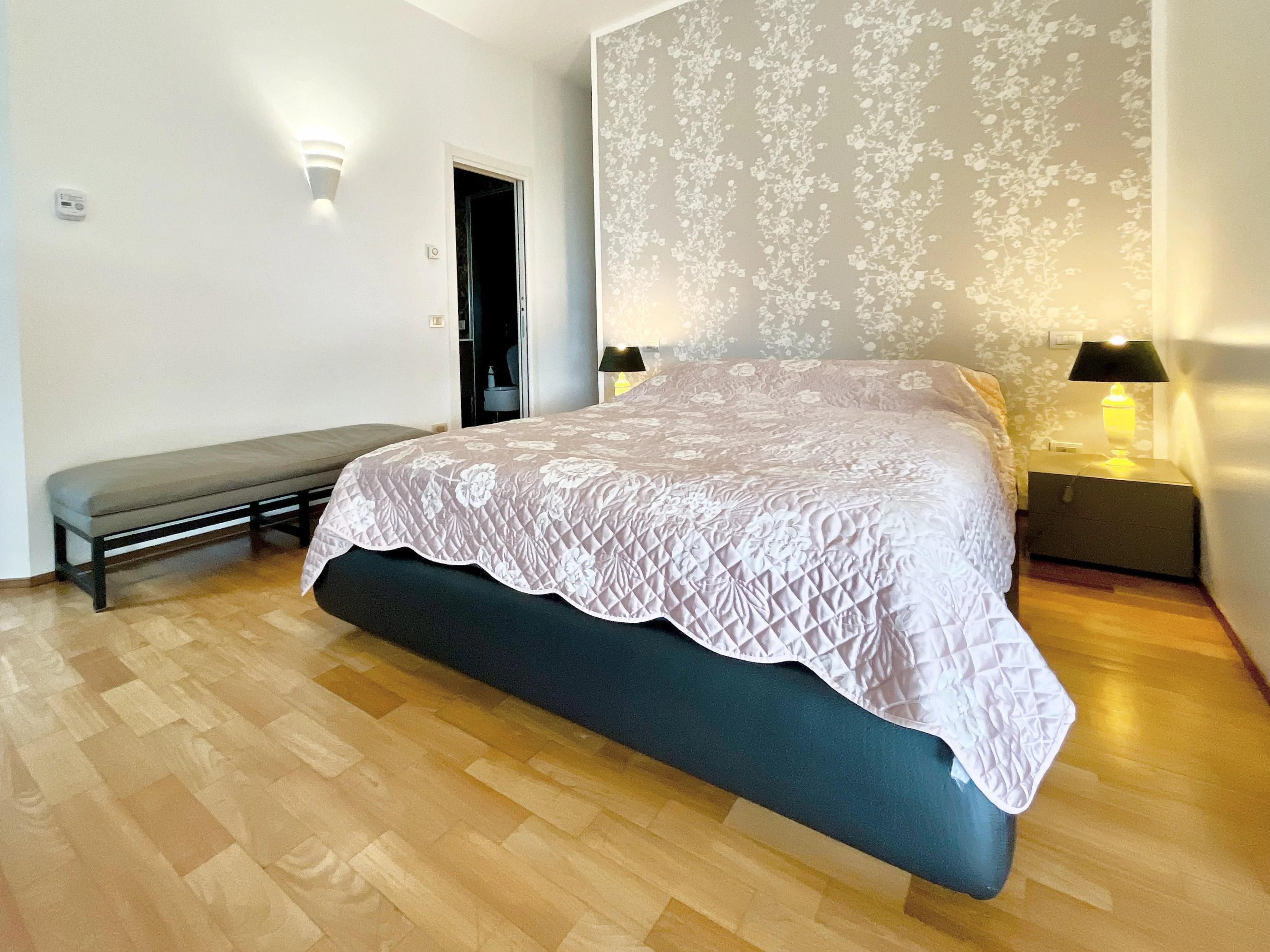 Appartement avec Plafonds Hauts, Baies Vitrées Panoramiques et Jardin Privé au Cœur de Cernobbio - picture 12 title=
