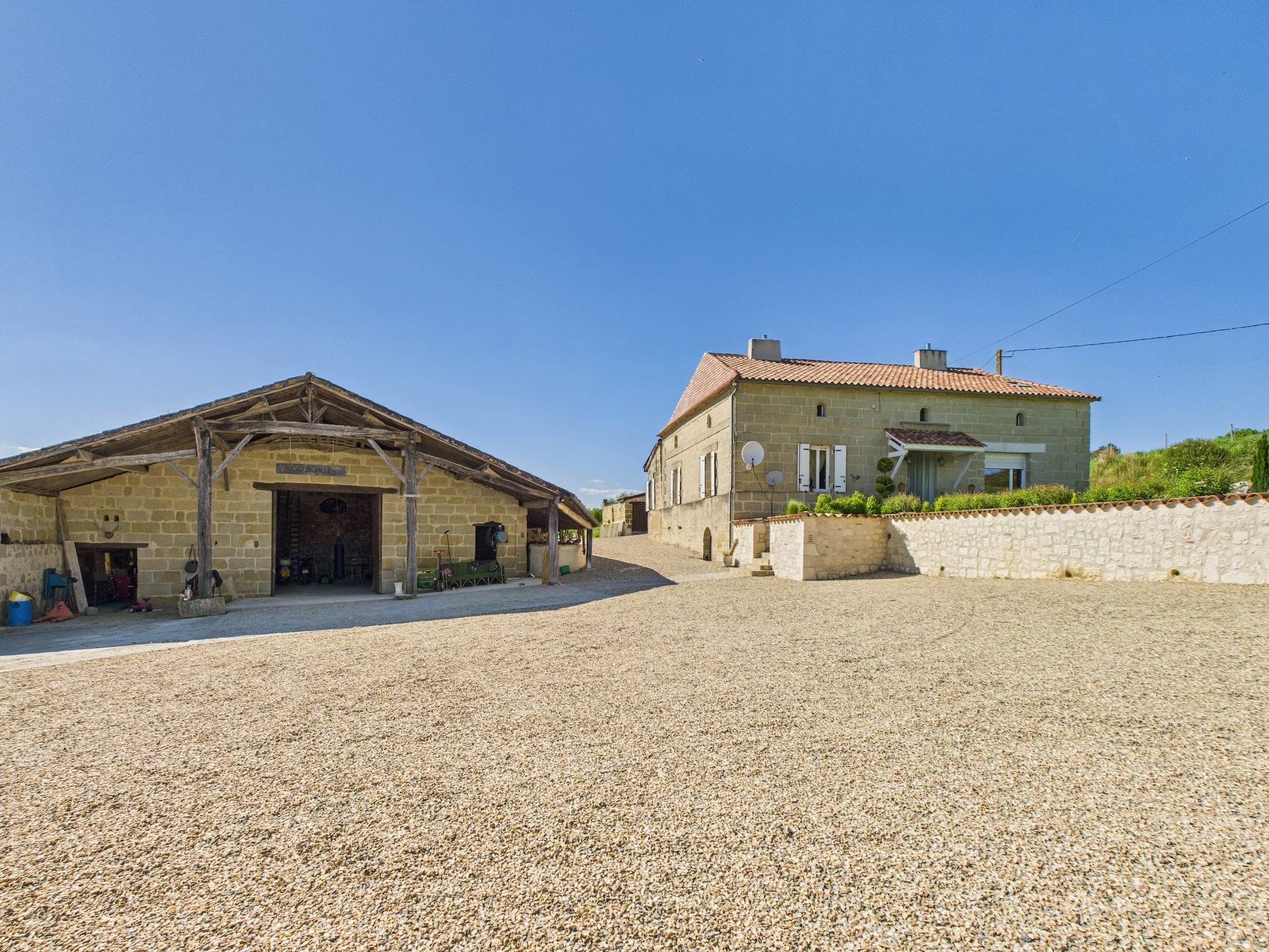 Emplacement de rêve ! Domaine équestre en excellent état sur 3.5 hectares.