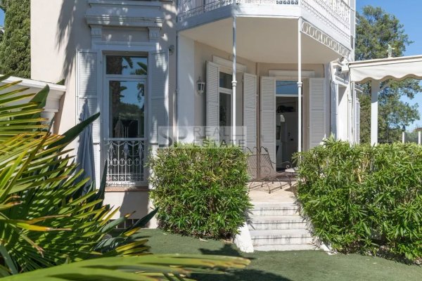 EXCEPTIONAL WATERFRONT VILLA – NEAR PALM BEACH, CANNES — photo 3