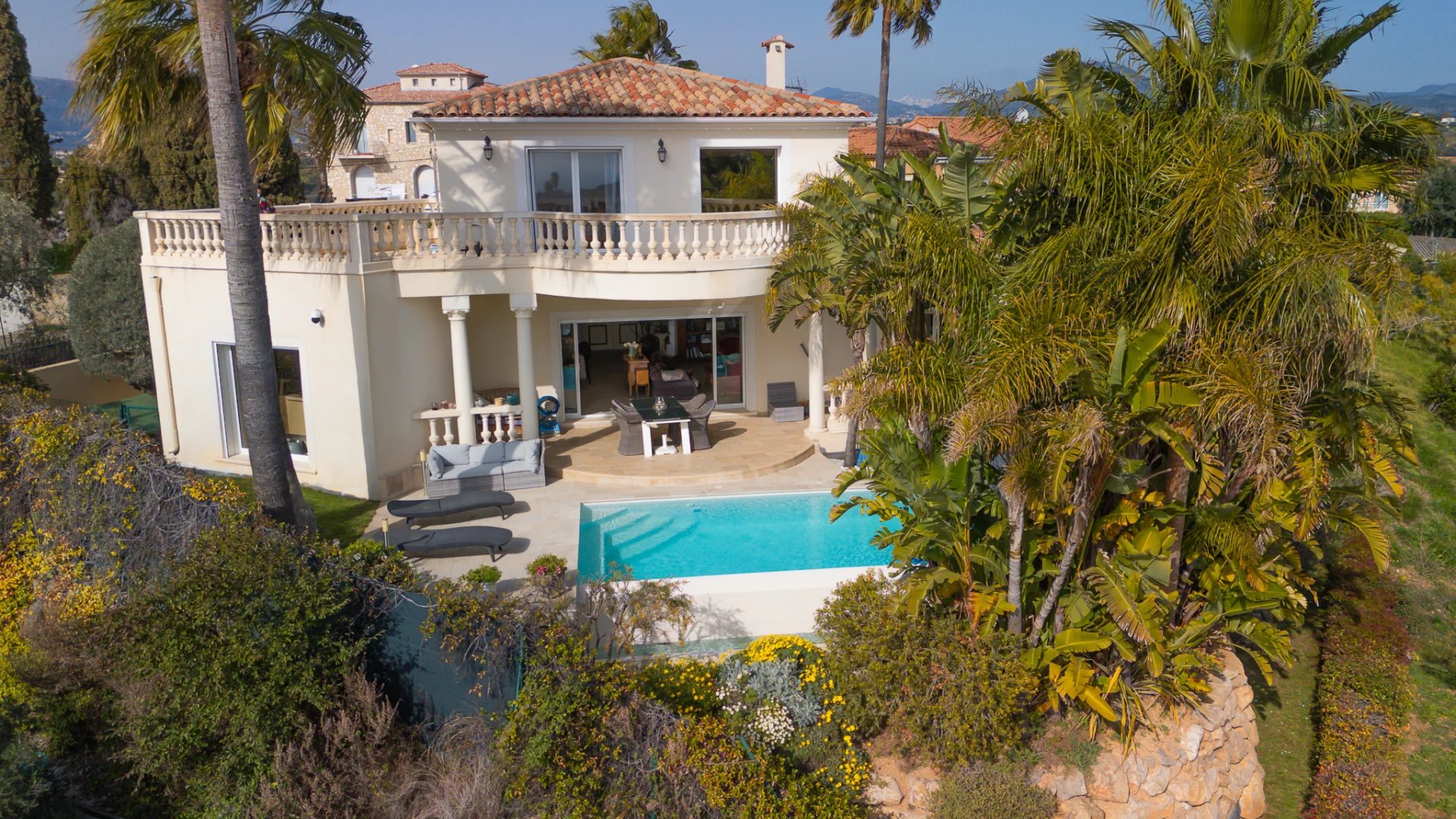 Nice Ouest – Villa d’exception de 303 m² avec vue mer panoramique, piscine à débordement et terrain de 3 000 m²
