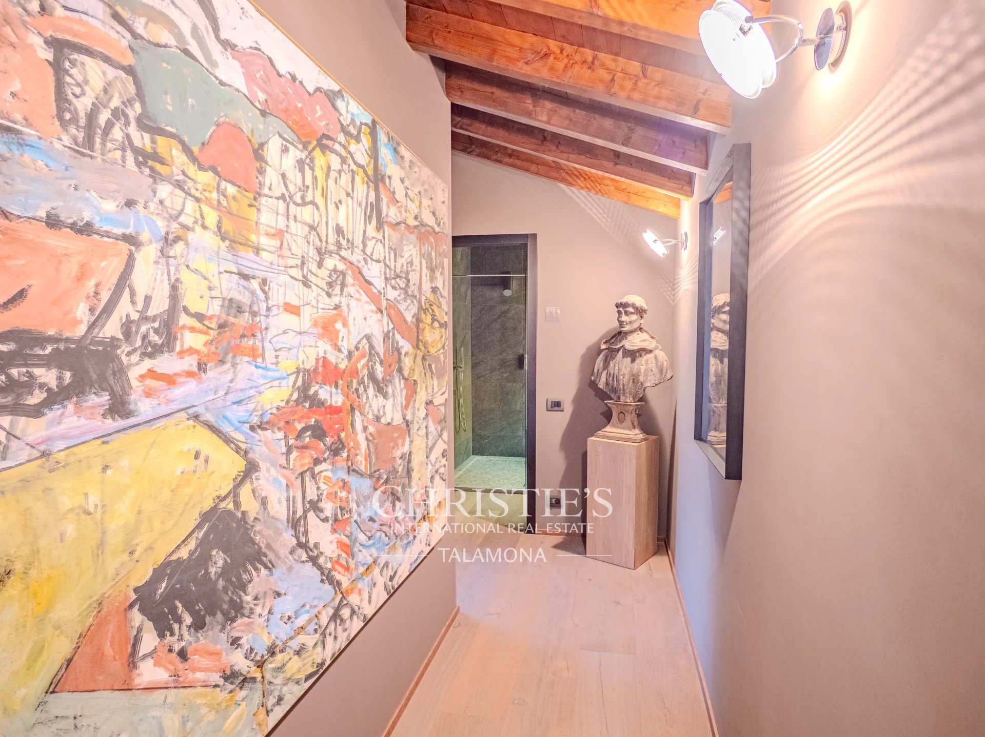 6 Bedroom Villa/Townhouse's Image 36