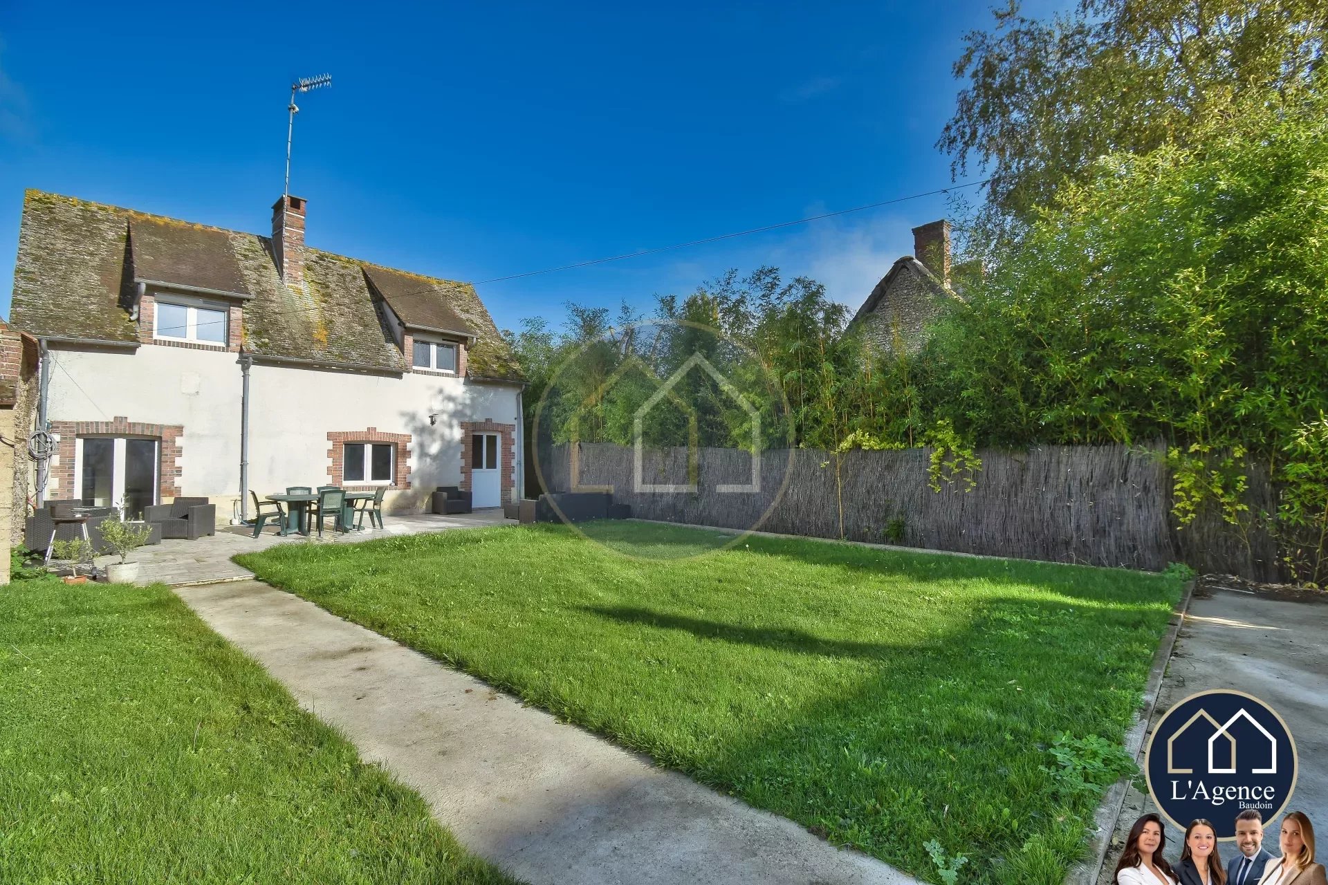 🏡 Charmante maison ancienne rénovée, 2 chambres avec terrain de 456 m² !