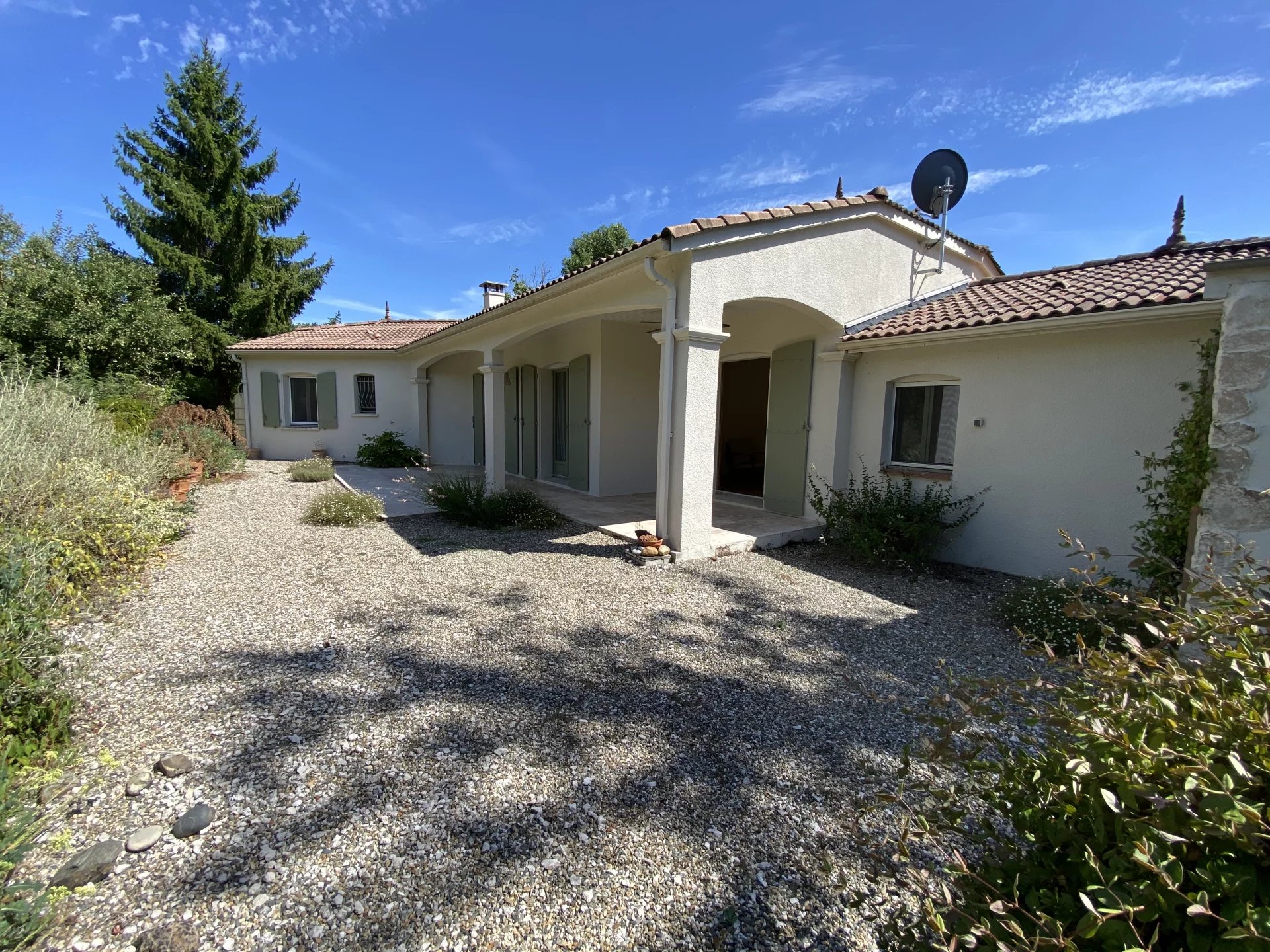 Maison contemporaine avec piscine chauffée, jardin paysager et intimité totale – À proximité de Tournon-d’Agenais