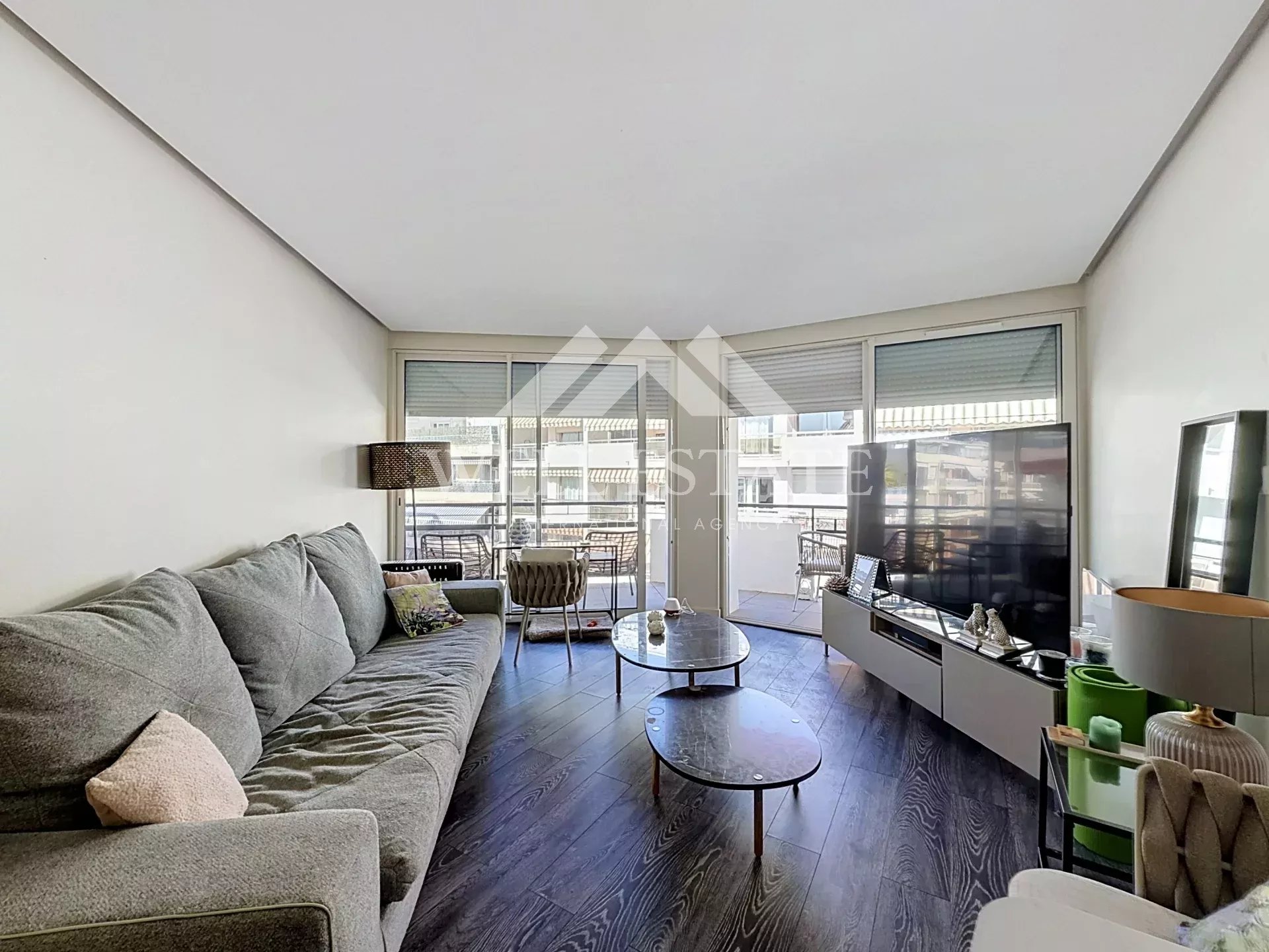 CANNES CENTRE 1- BEDROOM APARTMENT 56M2 WITH TERRACE AND SIDE SEA VIEW