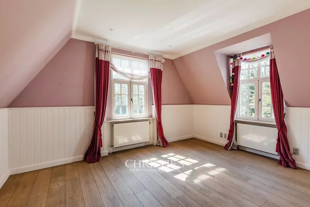 Manoirwijk – Charmante villa op een achterliggend perceel van 55 are