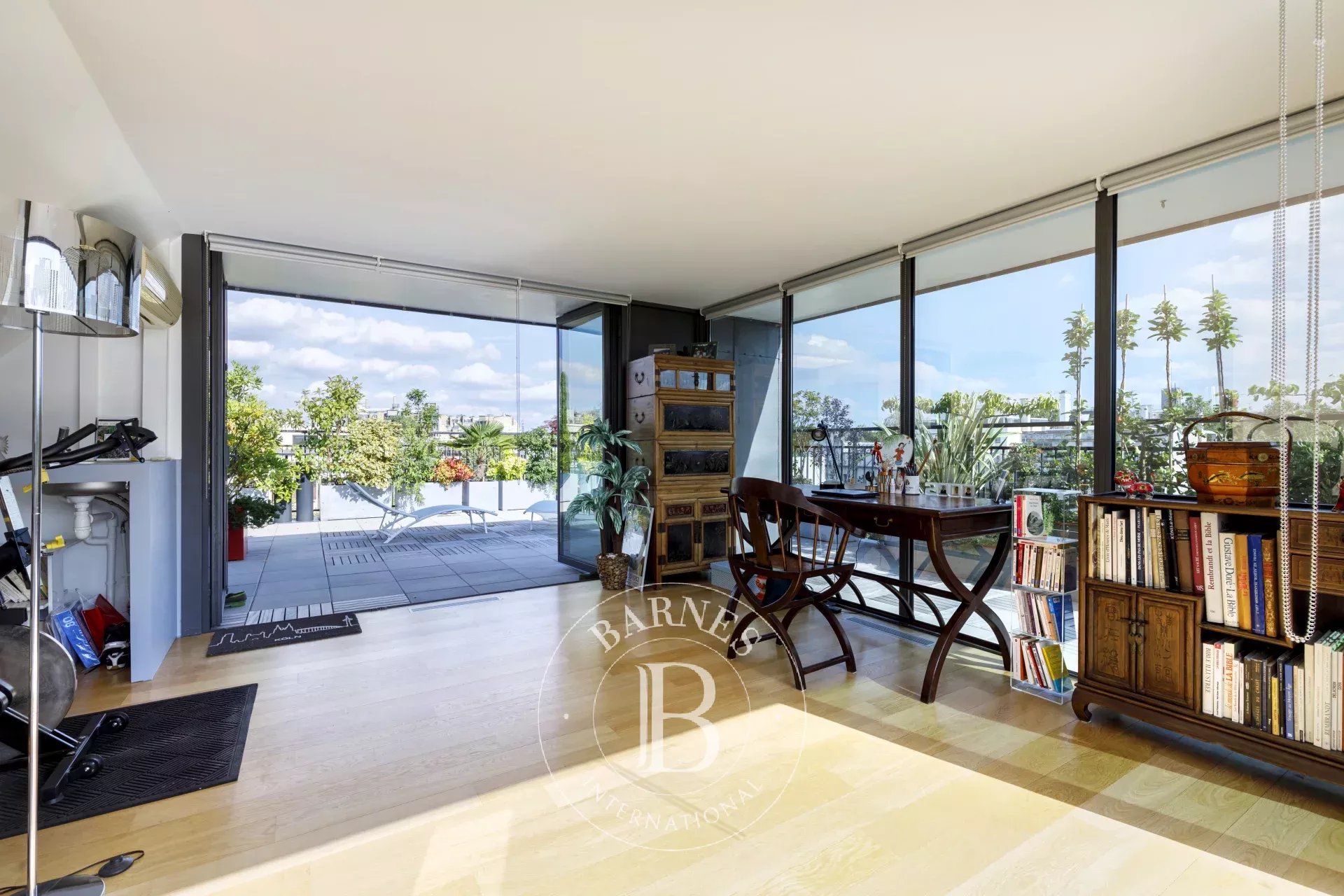 2-BEDROOM APARTMENT FOR SALE - TERRACE - NEUILLY/PERRONET