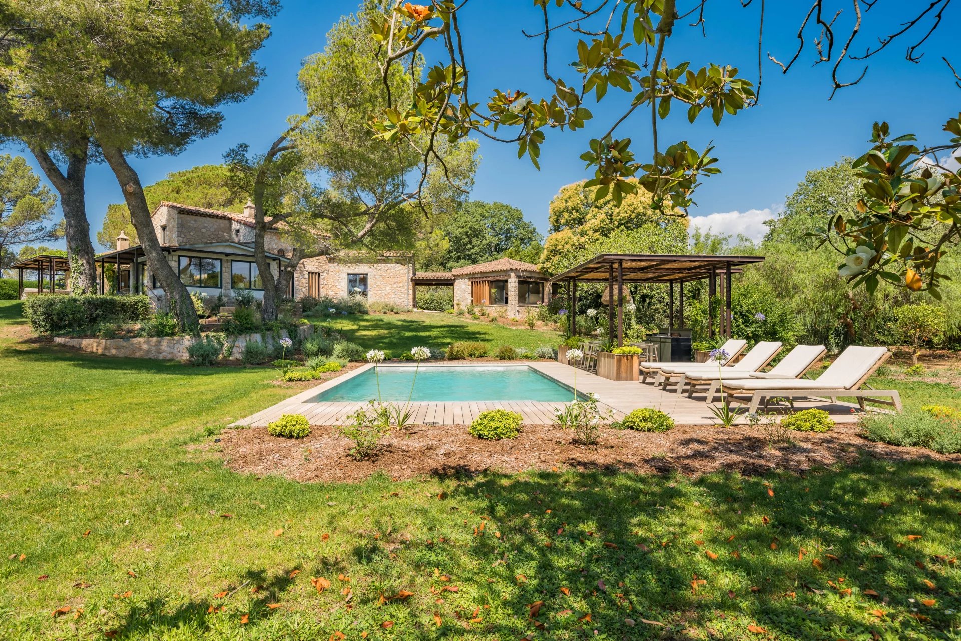 06250 MOUGINS VILLA