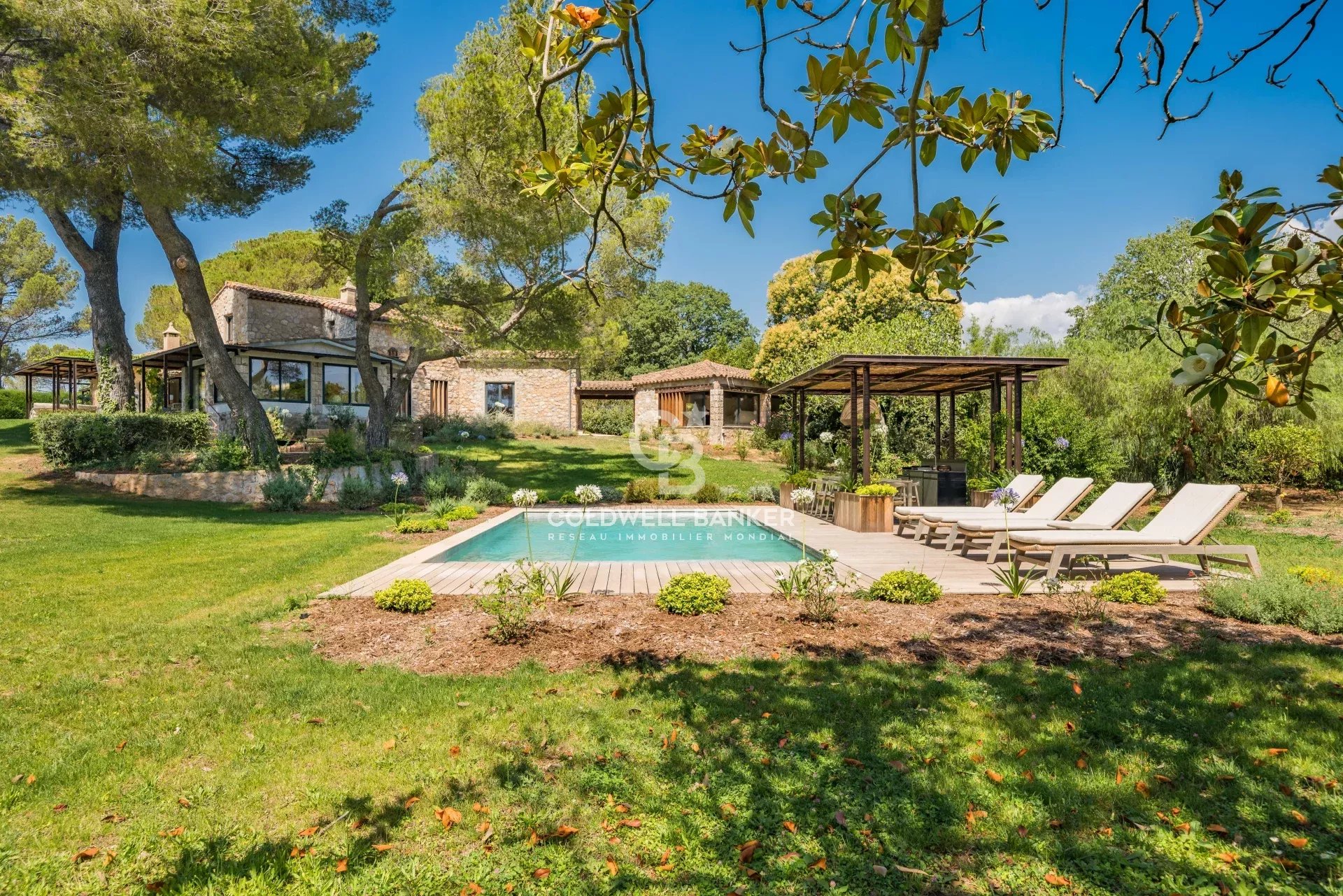 06250 MOUGINS VILLA