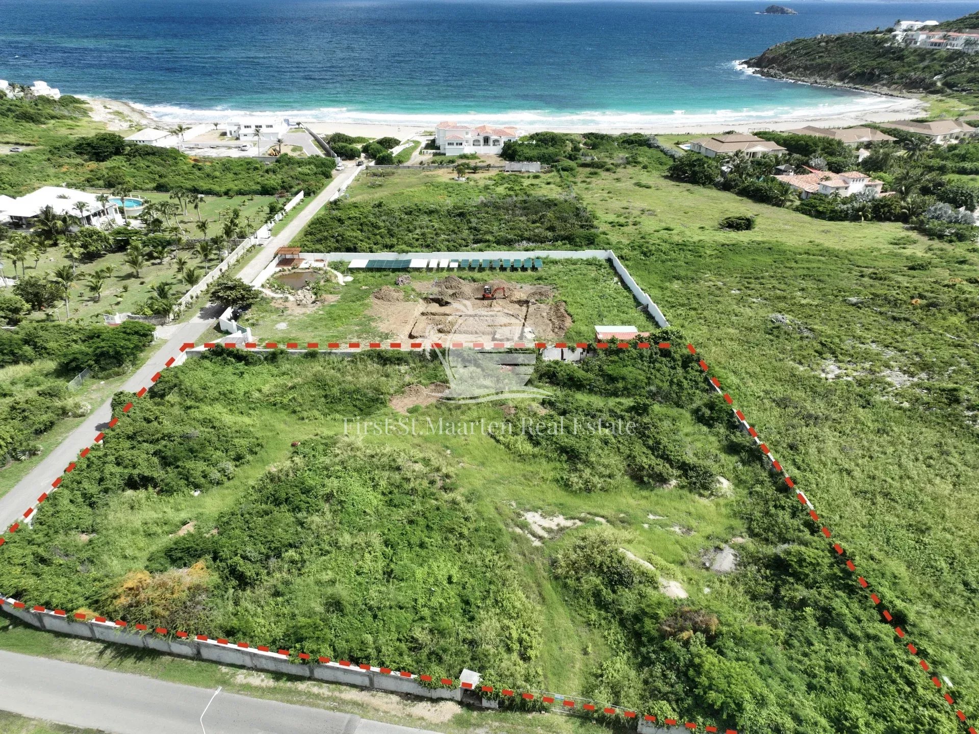 Terrain résidentiel offrant une vue dégagée sur l'océan et un accès facile à la plage !