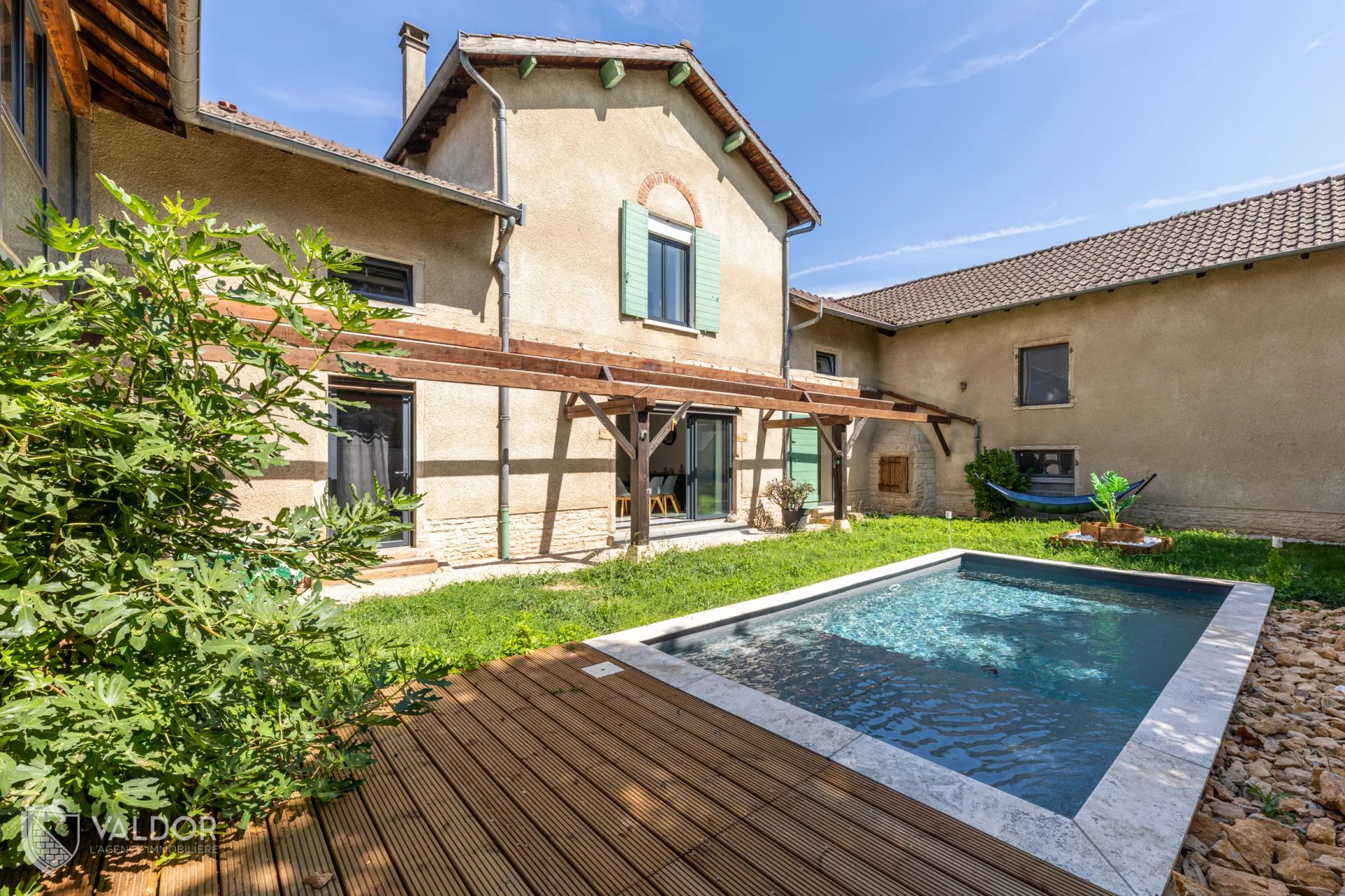 MAGNIFIQUE MAISON RENOVEE à Gleizé avec jardin et piscine, 214m2 4 chambres possible 5