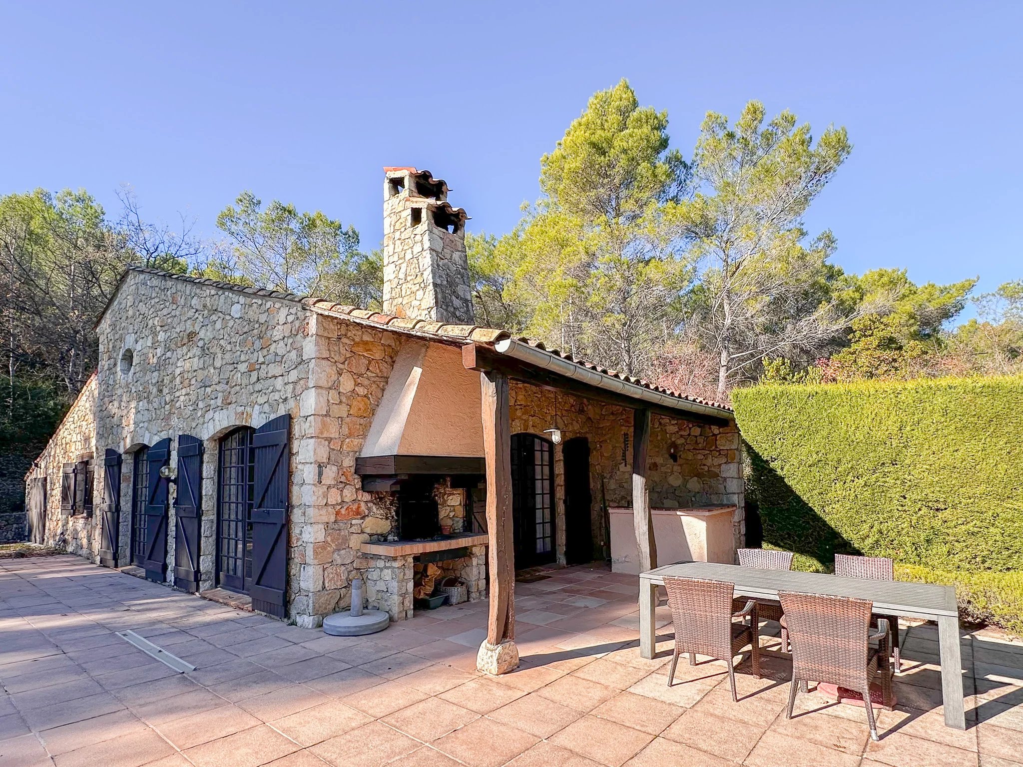 Charmante maison en pierre avec piscine à Seillans
