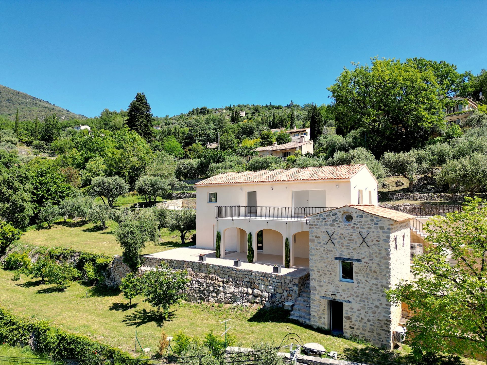 New build villa with panoramic views & walking distance - Seillans