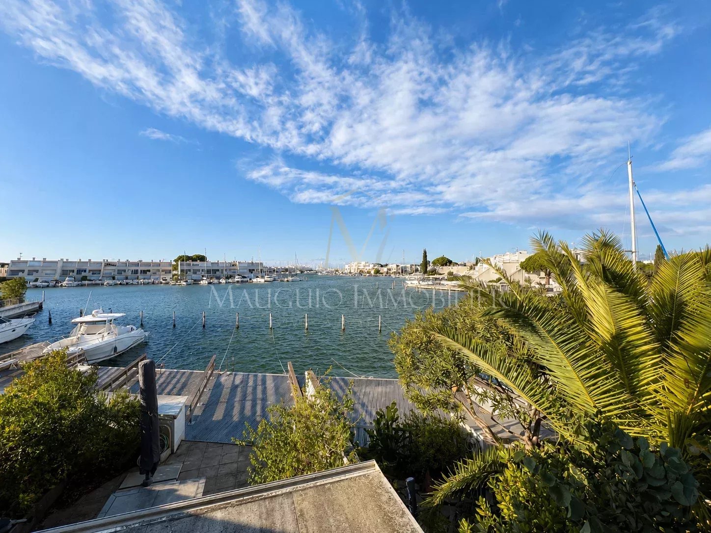 Marina T3 en duplex avec toit terrasse et appontement pour bateau