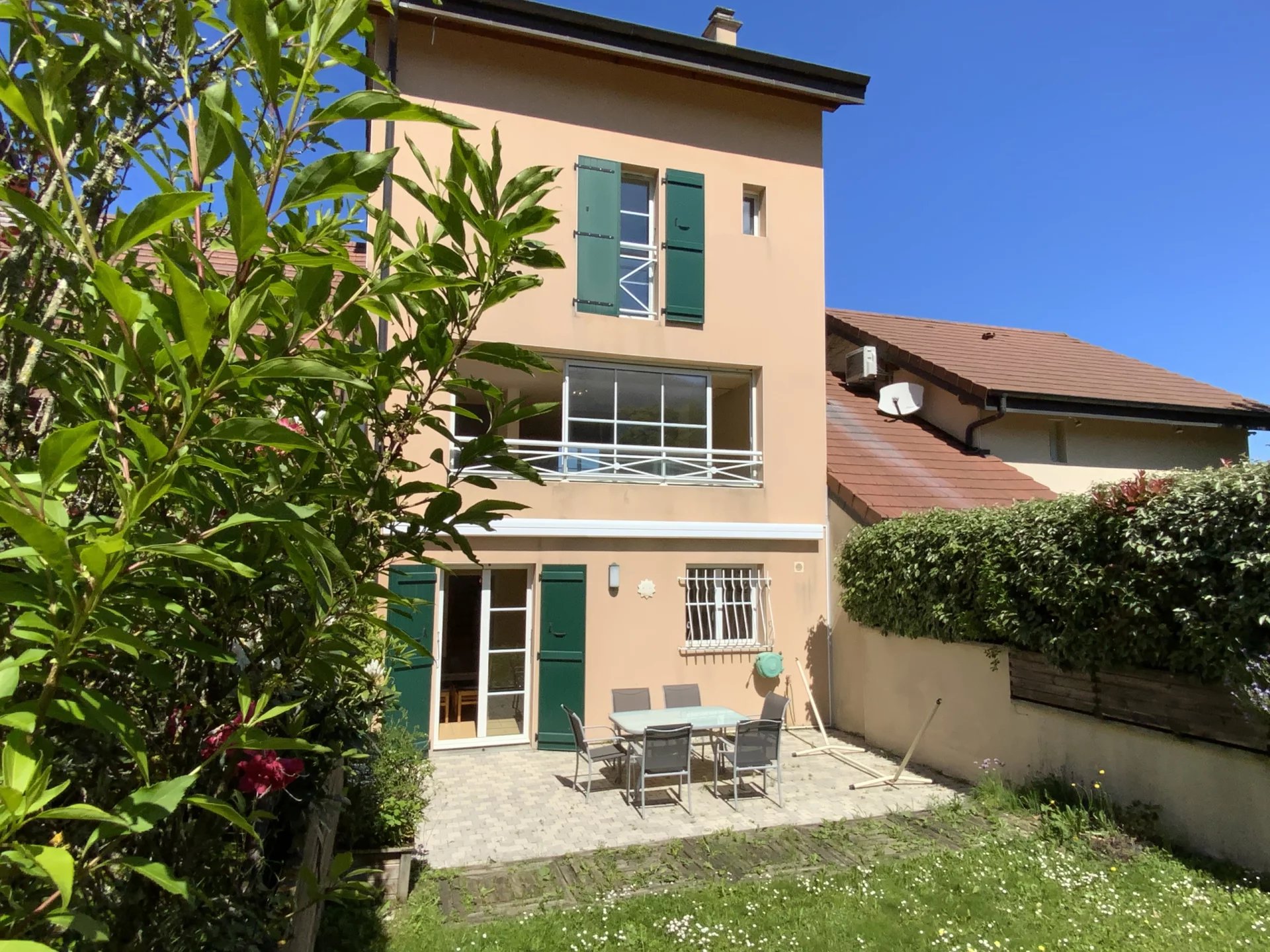 Villa 3 chambres, 3 SdB, jardin, dans résidence piscine - prox. Genève
