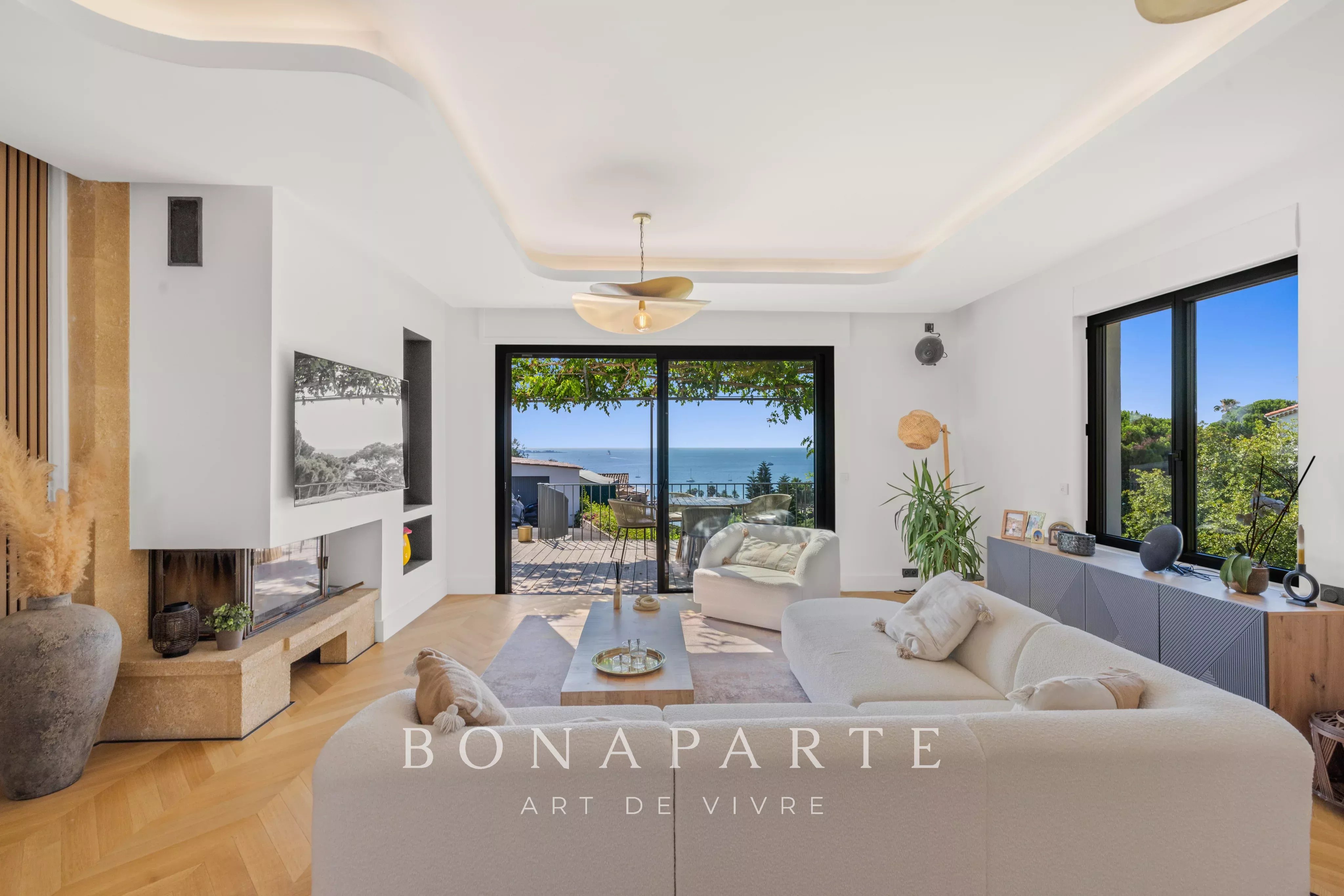 Aux portes de SUPER CANNES, élégante villa entiérement rénové - vue mer panoramique - position dominante
