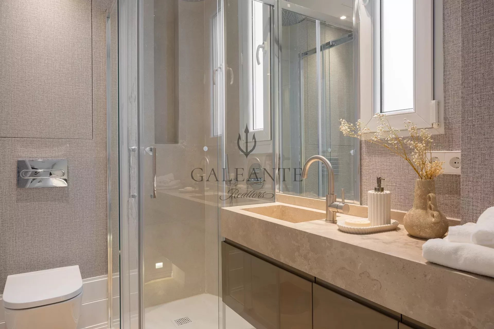 Sun-filled Signature Residence in iconic Juan Bravo - Image 16