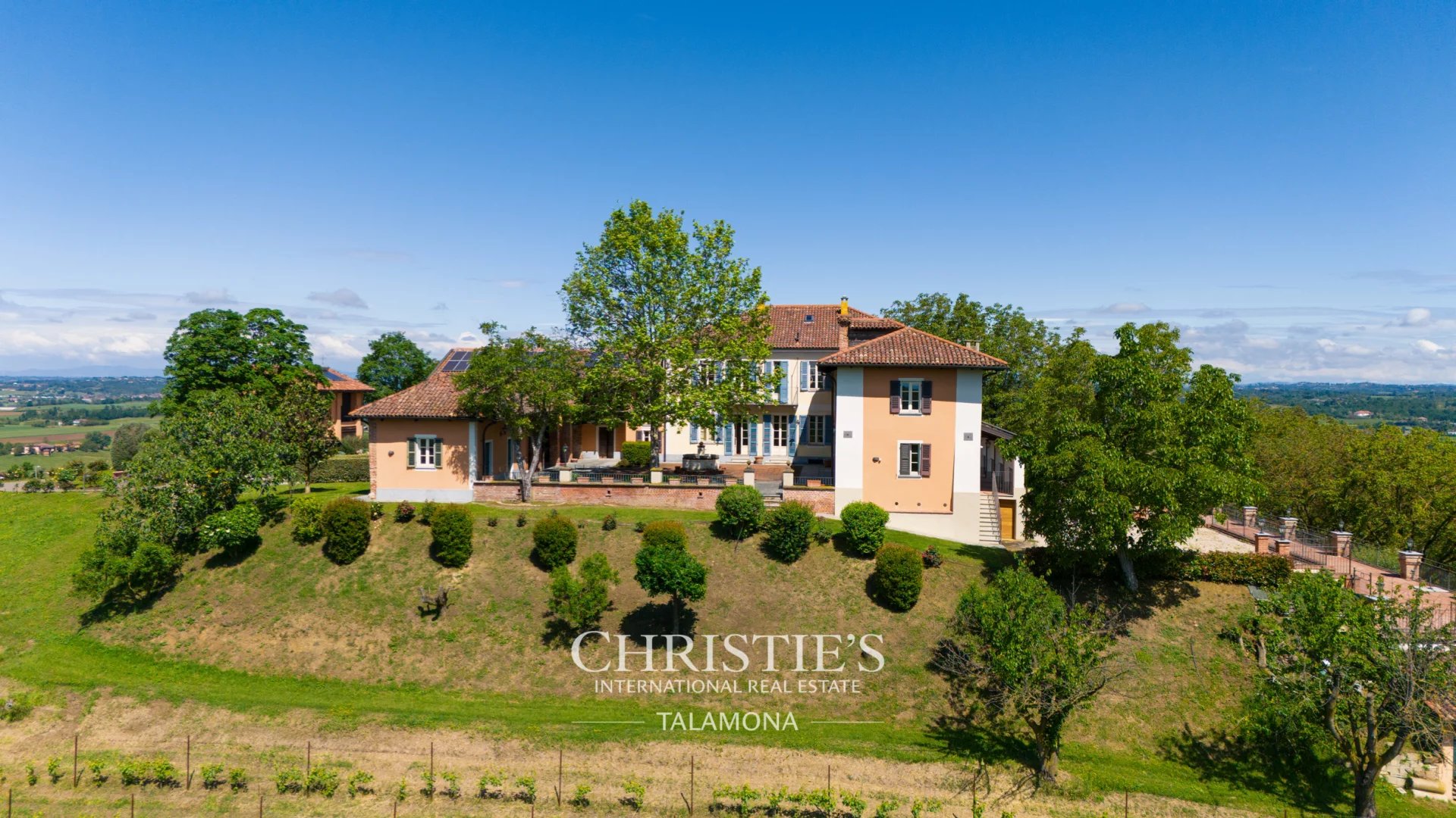 12 Bedroom Vineyard's Image 3
