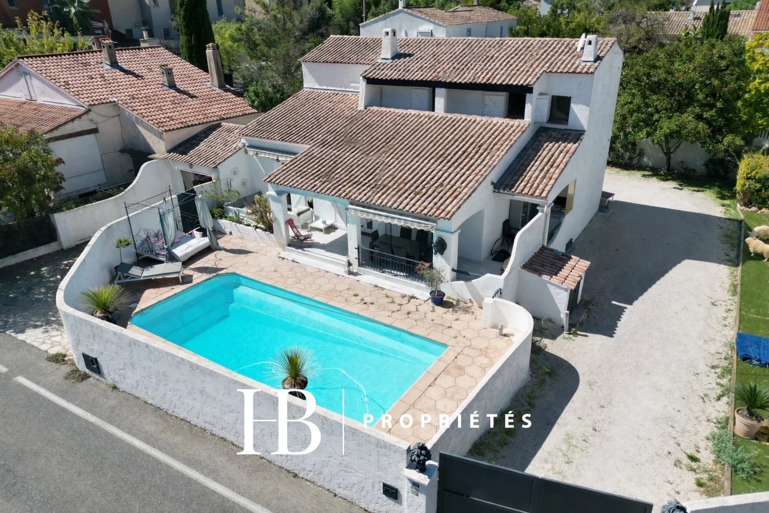 Sanary-sur-Mer, villa avec piscine, 4 chambres + garage et salle de sport.