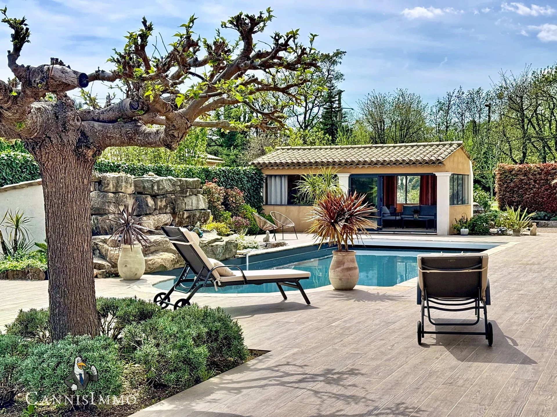 Elegante villa con piscina a Saint-Cézaire-sur-Siagne