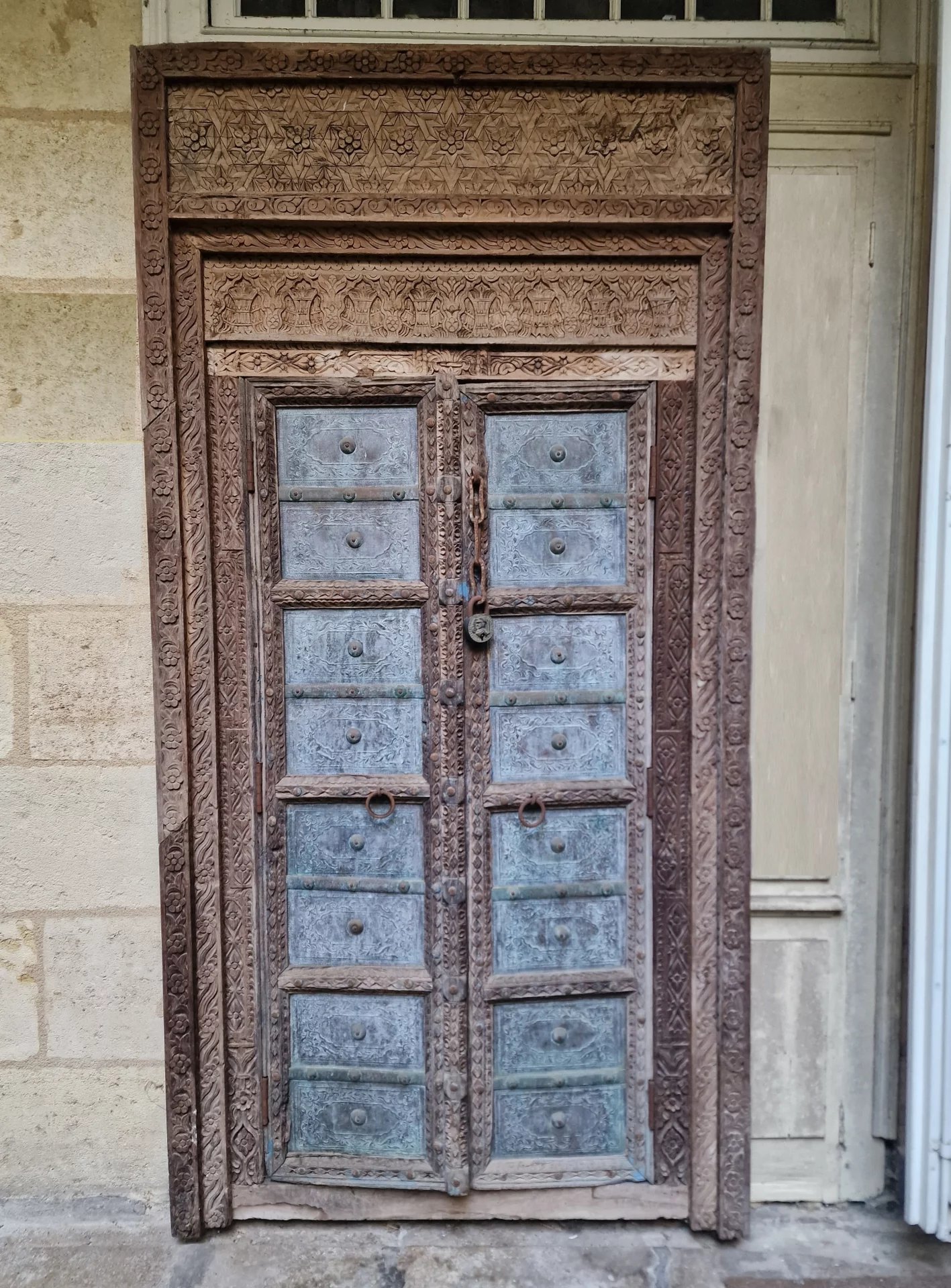 Local commercial avec cour sans pas de porte