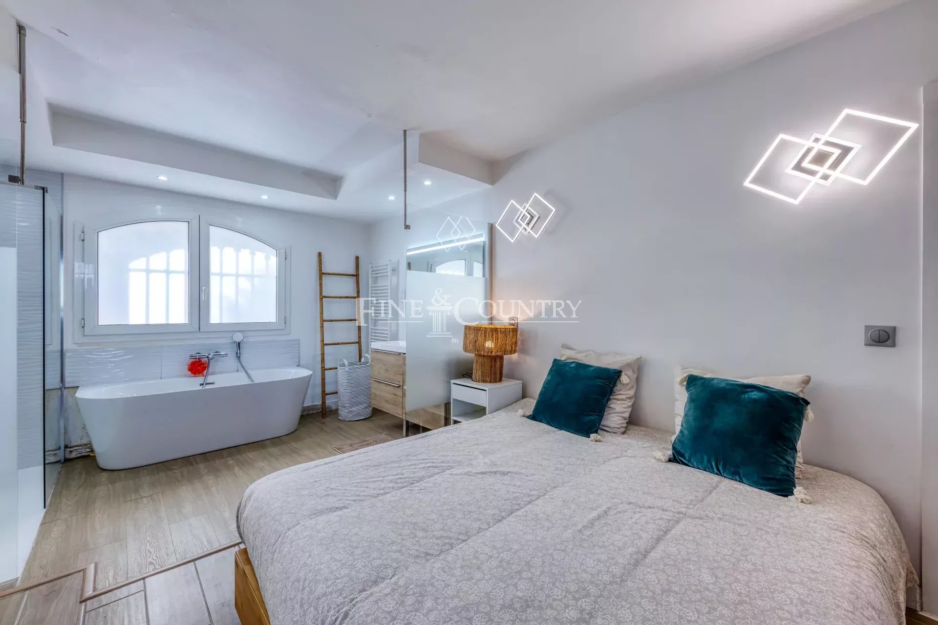 Photo of For sale  Villa in Valbonne - Panoramic view