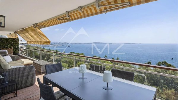 Between Cannes and Golfe-Juan – Top-Floor Apartment with Panoramic Sea Views — photo 1