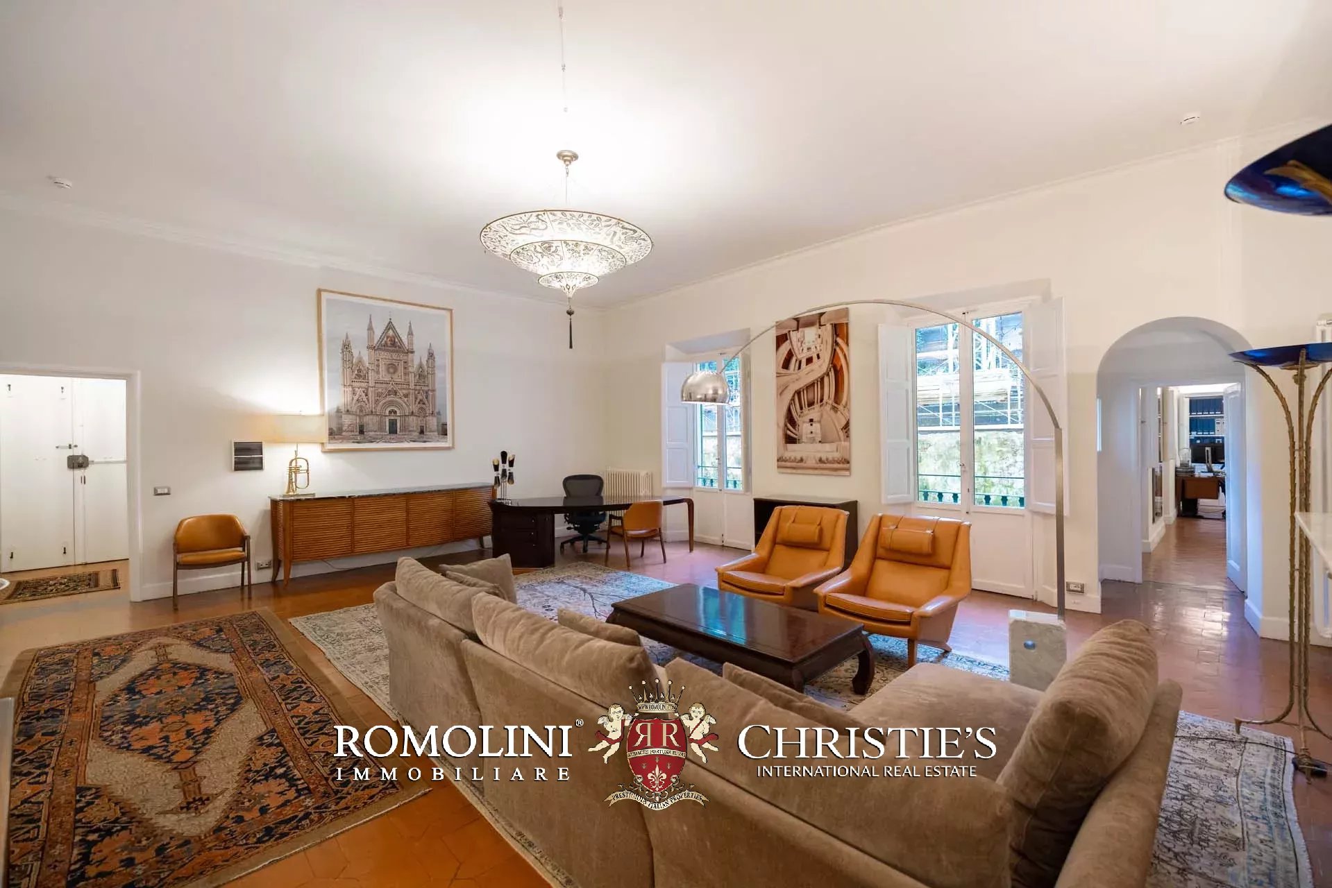 PRACHTVOLLER RESTAURIERTER PALAZZO MIT BLICK AUF DAS HISTORISCHE ZENTRUM VON FLORENZ ZU VERKAUFEN