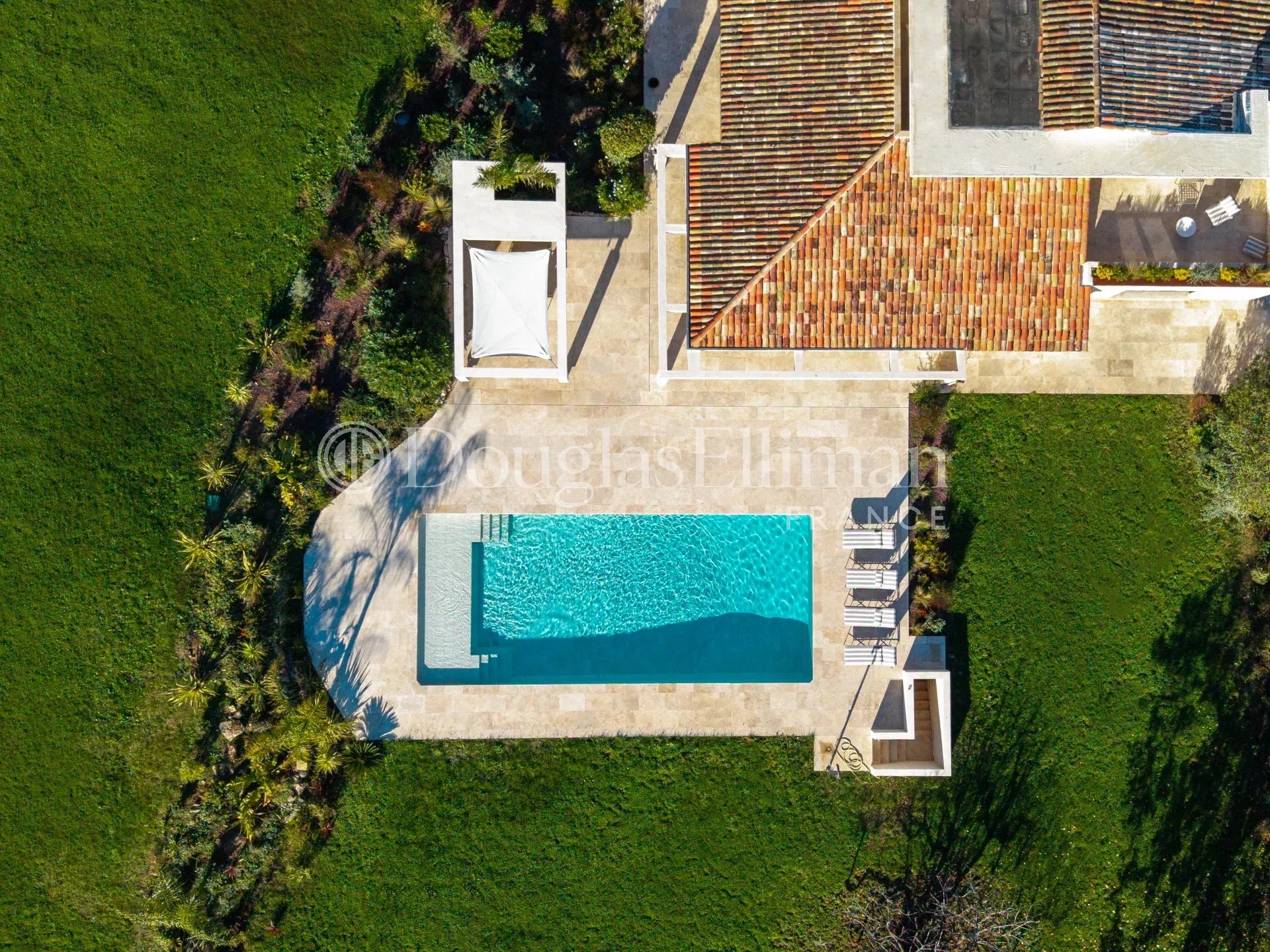 MOUGINS – Villa d’architecte dans un cadre privé - Image nᵒ3