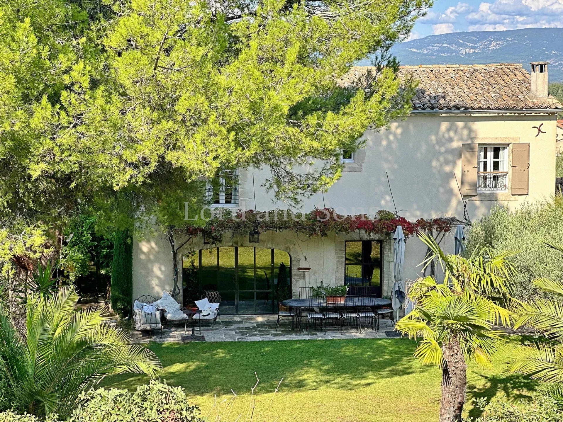 Au pied du Luberon Maison de prestige adossée à la Colline S