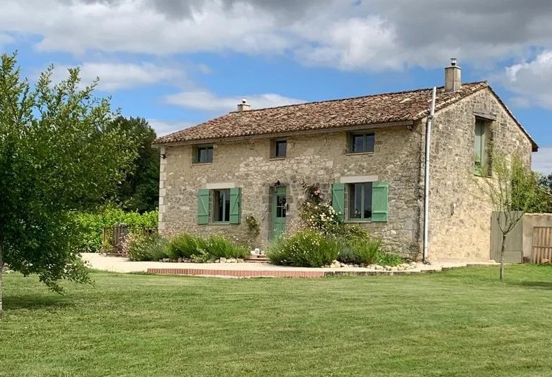 Jolie maison en pierre avec piscine dans un cadre verdoyant