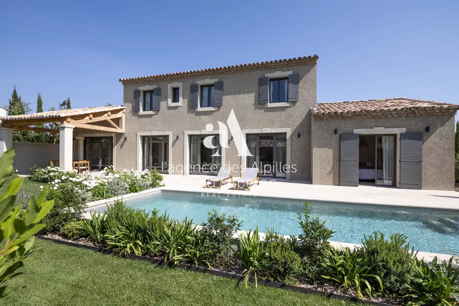 MAUSSANE LES ALPILLES - New house near town center for sale