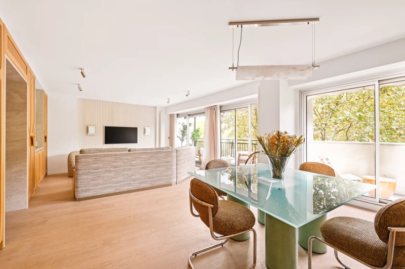 Paris 7 -  Ségur / Invalides  - Appartement entièrement rénové, livré meublé clés en mains - 2 chambres - Balcon et vues dégagées