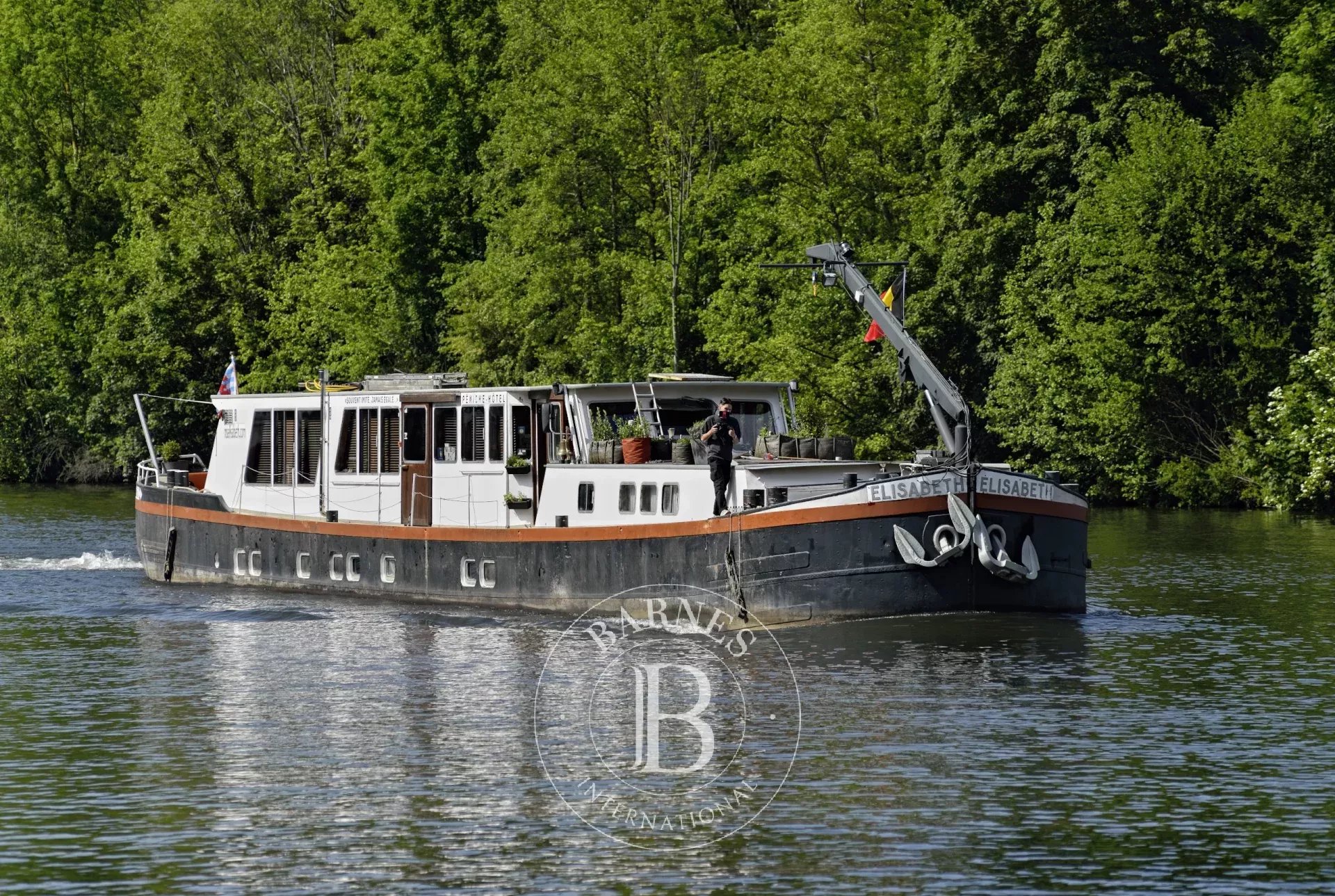 OPTION - Spacious and elegant 6-cabin houseboat