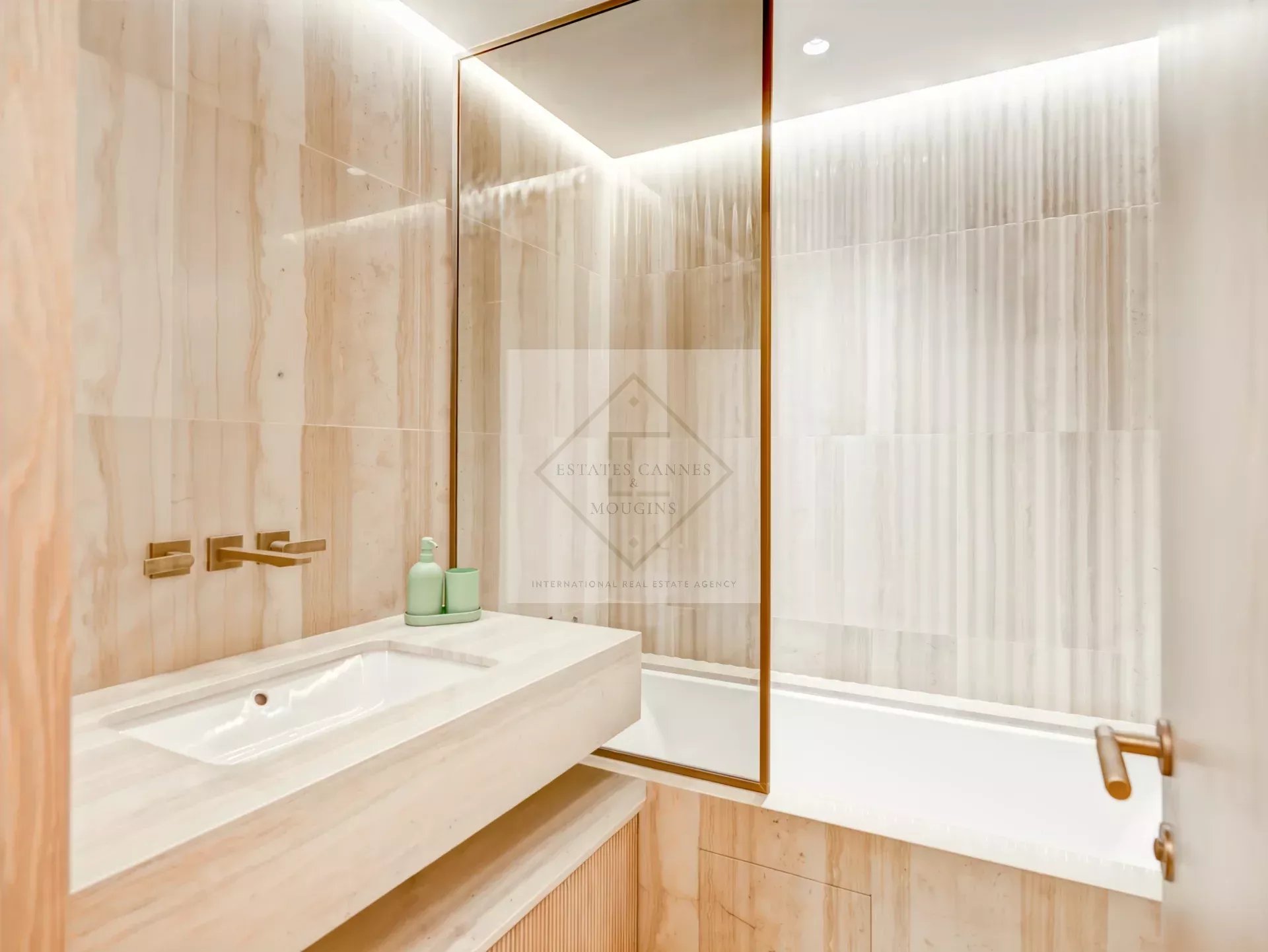 Cannes – Croisette : Appartement d’exception dans résidence historique avec vue mer panoramique — photo 21
